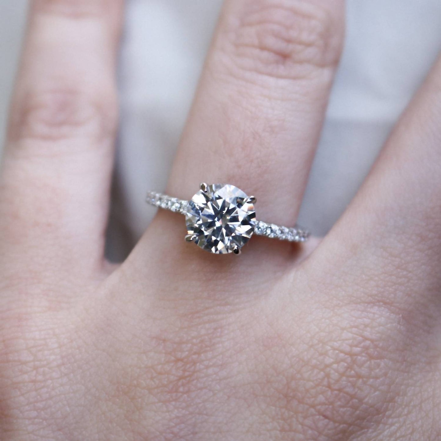 एलियाना उपहार - महिलाओं की 2.0ct 8.0mm मोइसानाइट एंगेजमेंट रिंग