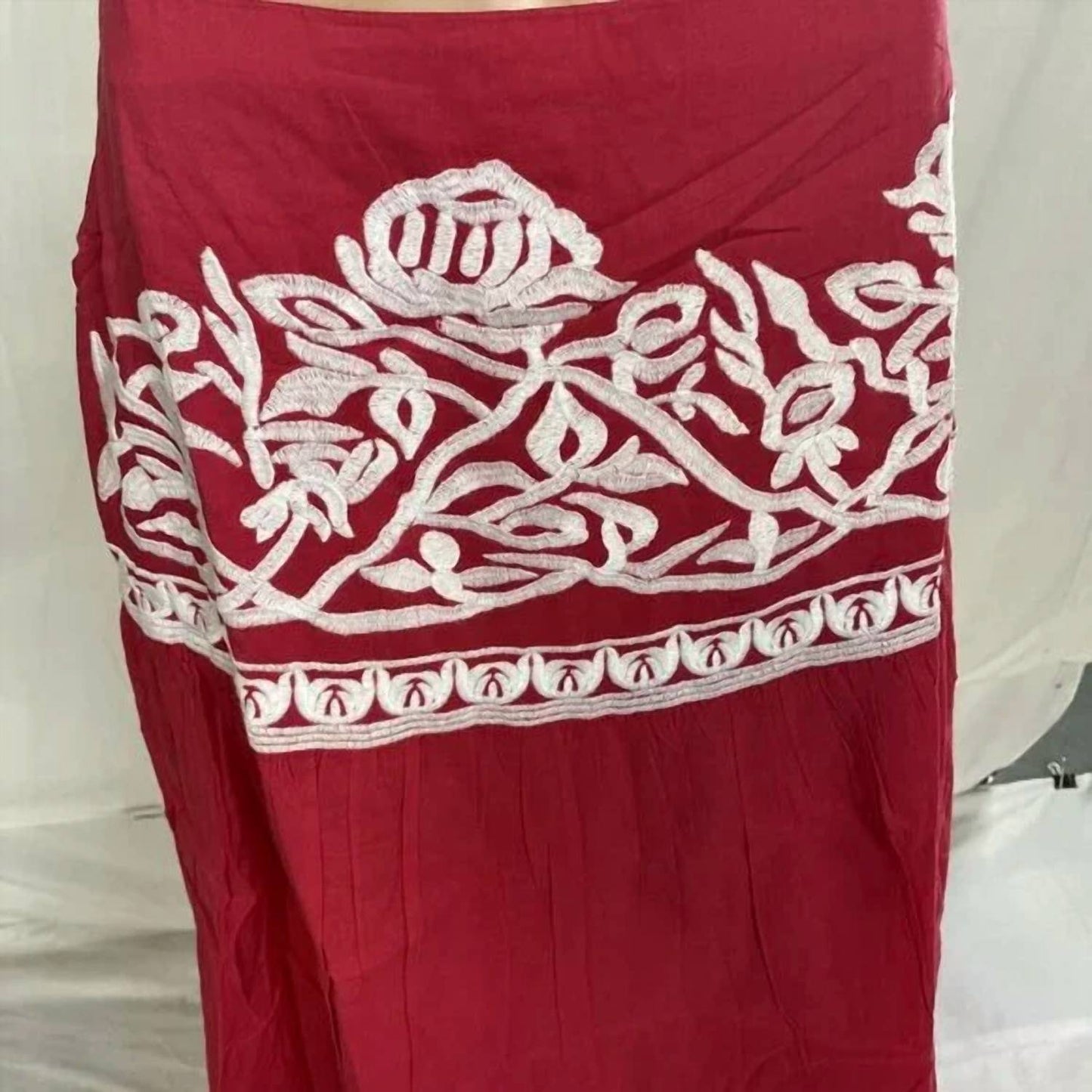 चेकेरिस - महिलाओं के लिए फ्लोरल एम्ब्रॉयडर्ड मिडी स्कर्ट