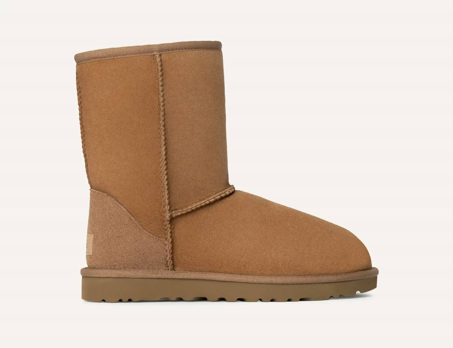 Ugg - महिलाओं के क्लासिक शॉर्ट बूटियाँ