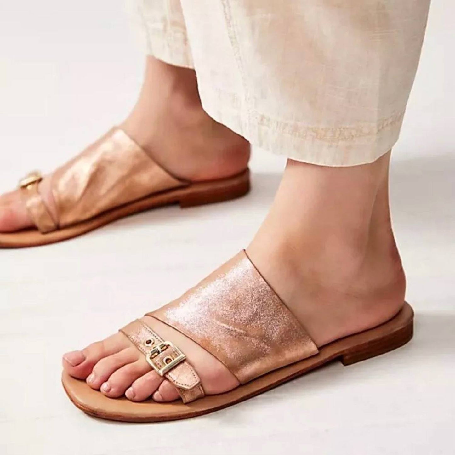 Free People - महिला मिला फ़्लैट सैंडल