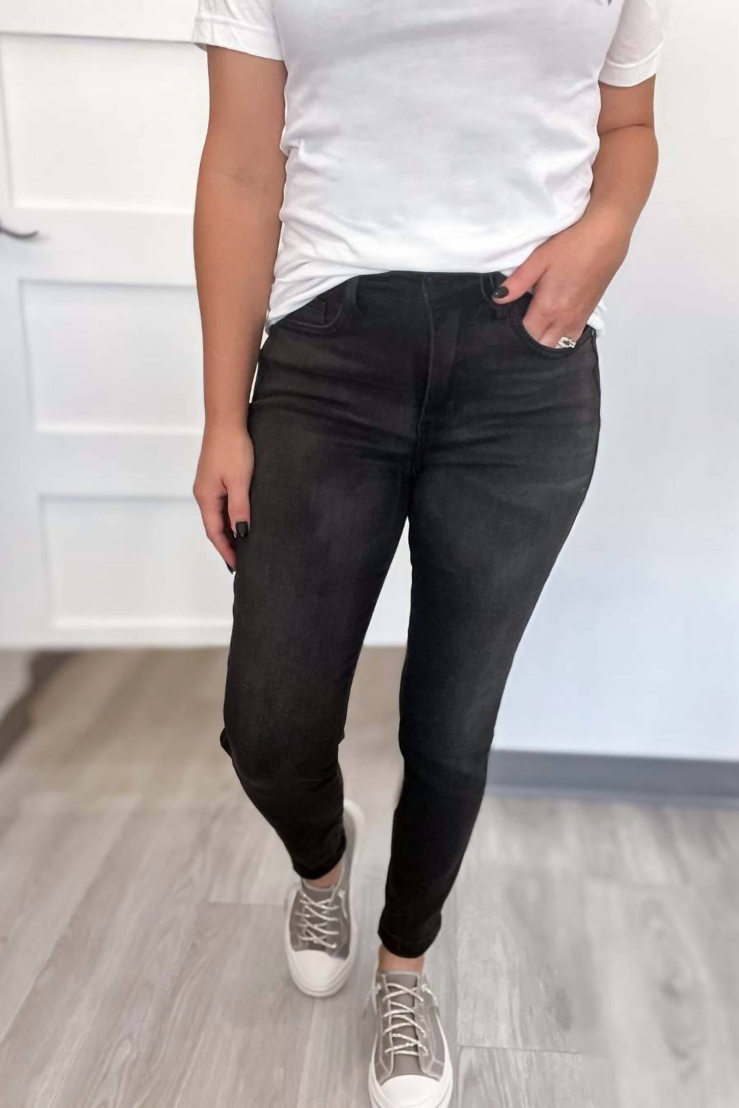 Judy Blue - Mid Rise Tummy Control Skinny