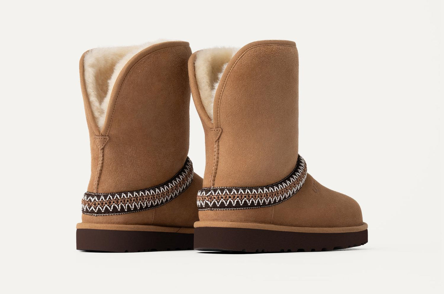 Ugg - महिलाओं के क्लासिक शॉर्ट क्रेसेंट बूट्स