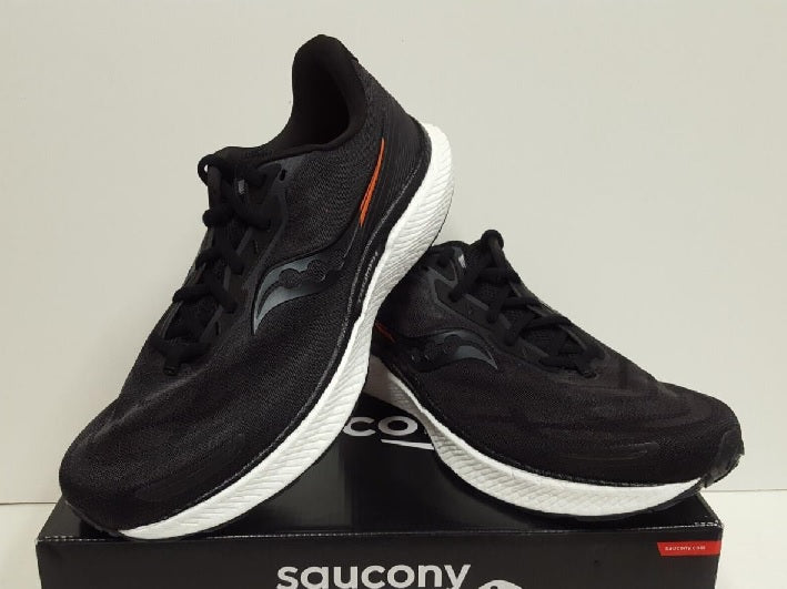 Saucony पुरुषों के Triumph 19 रनिंग शूज़ ब्लैक/व्हाइट