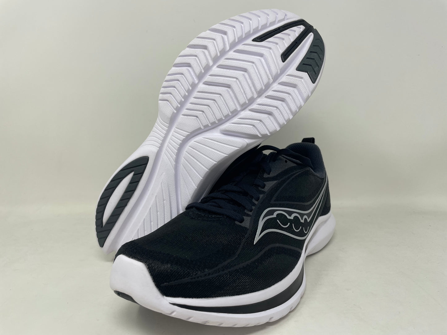 Saucony महिला किंबारा 13 रनिंग शूज काला/सिल्वर साइज 8 डी वाइड यूएस