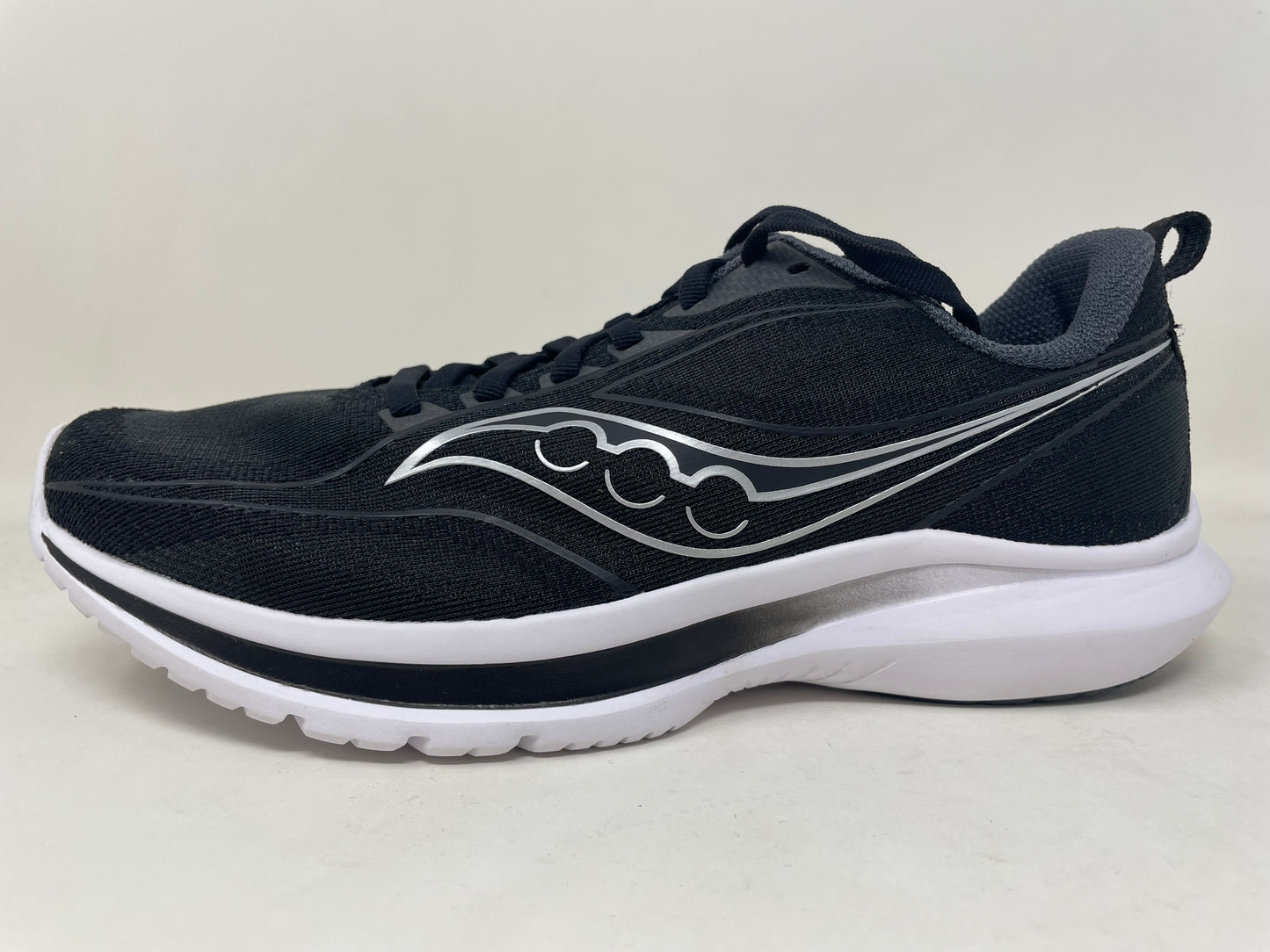 Saucony महिला किंबारा 13 रनिंग शूज काला/सिल्वर साइज 8 डी वाइड यूएस