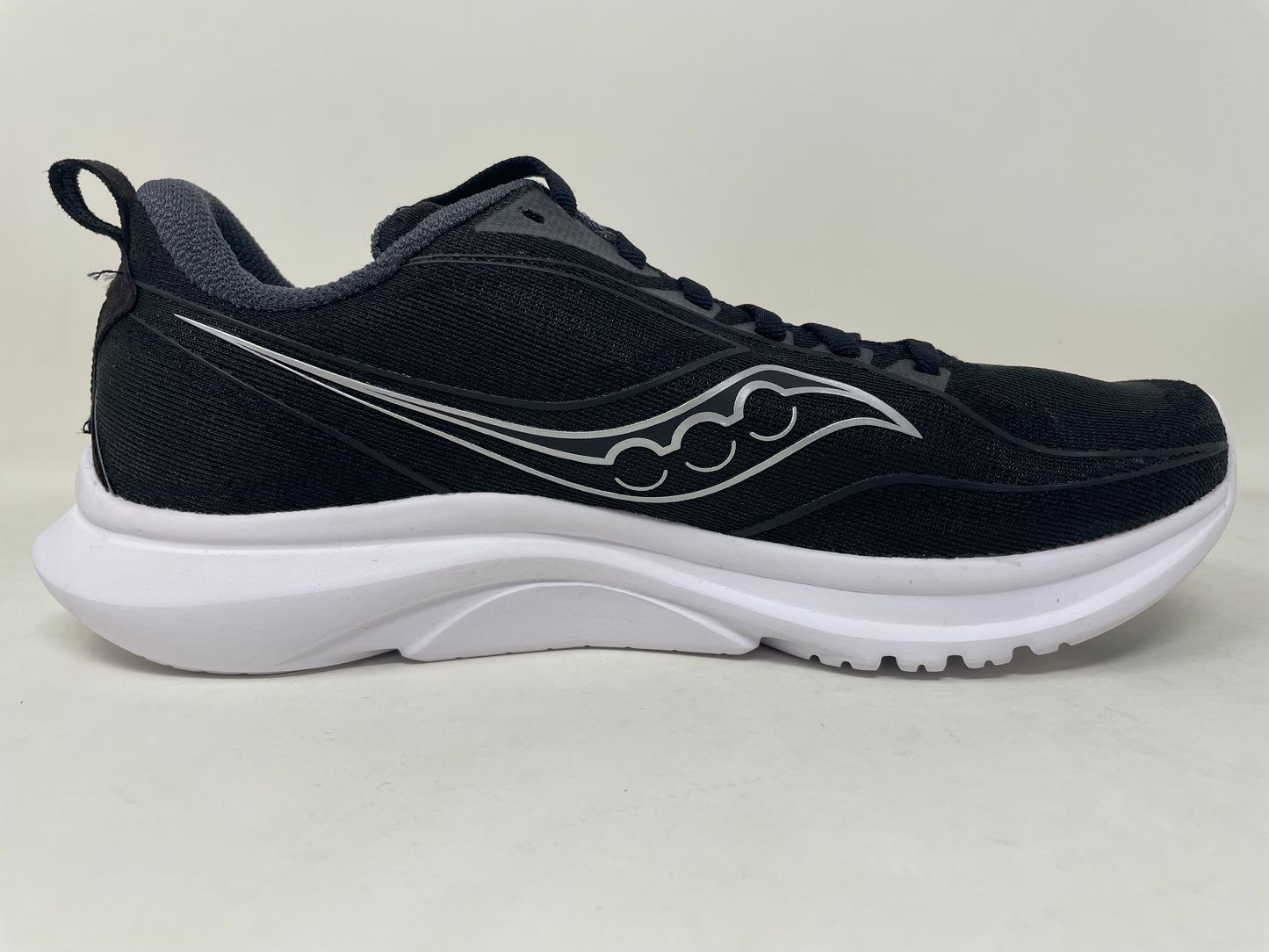 Saucony महिला किंबारा 13 रनिंग शूज काला/सिल्वर साइज 8 डी वाइड यूएस