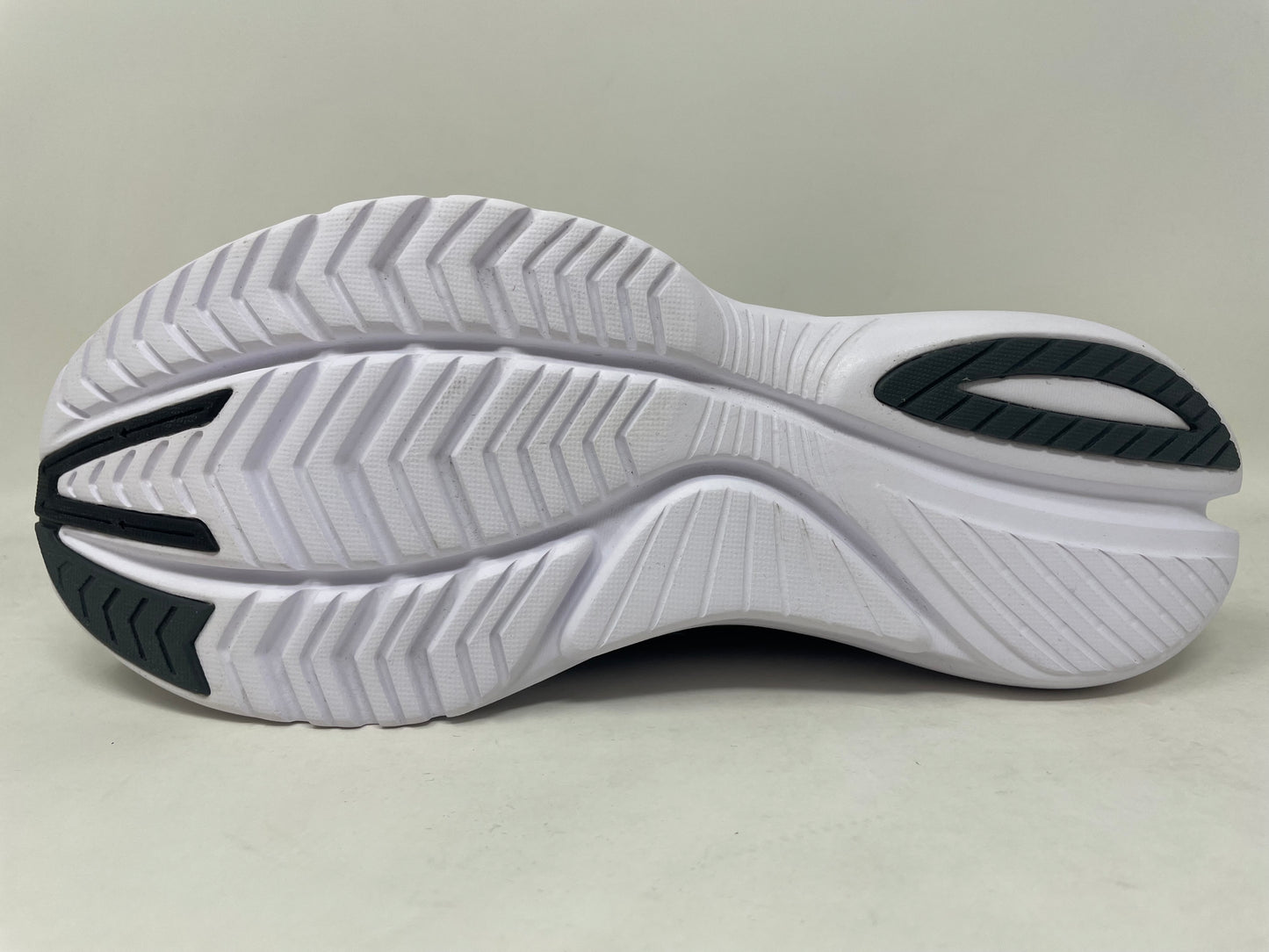 Saucony महिला किंबारा 13 रनिंग शूज काला/सिल्वर साइज 8 डी वाइड यूएस