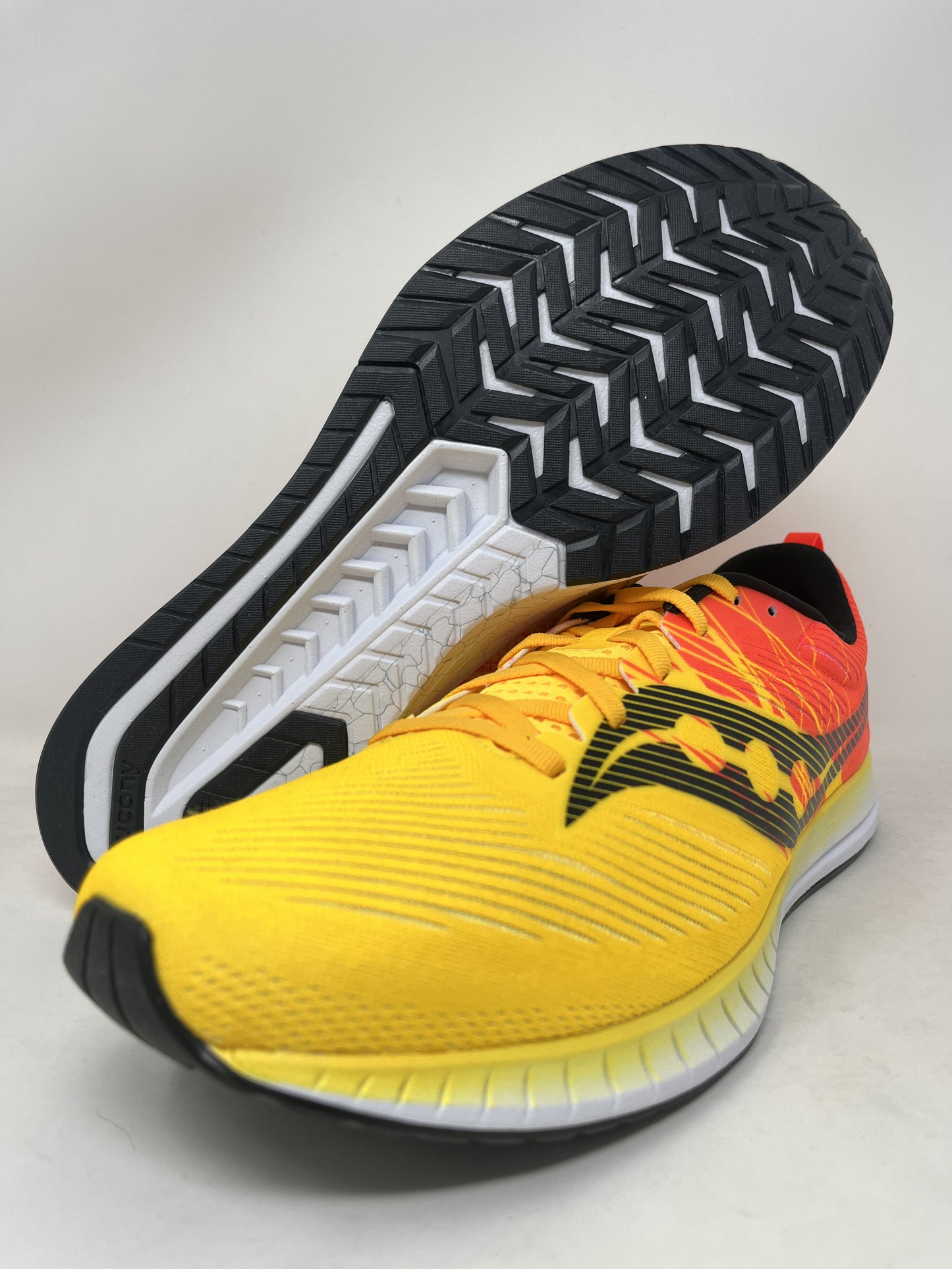 Saucony महिला फास्टस्विच 9 रनिंग शूज़ विज़िगोल्ड/ रेड S