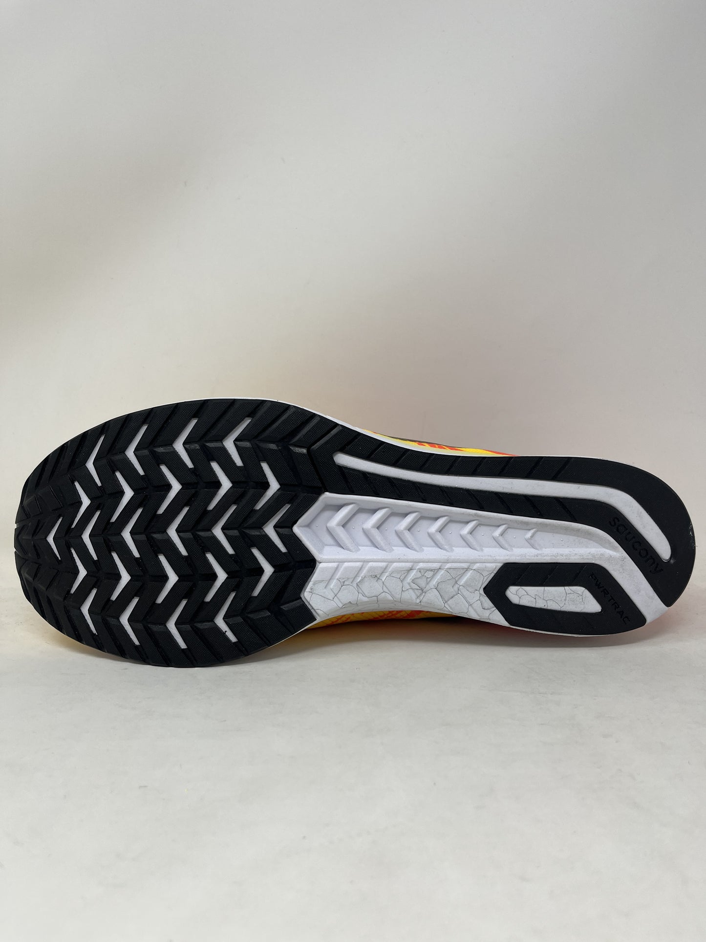 Saucony महिला फास्टस्विच 9 रनिंग शूज़ विज़िगोल्ड/ रेड S