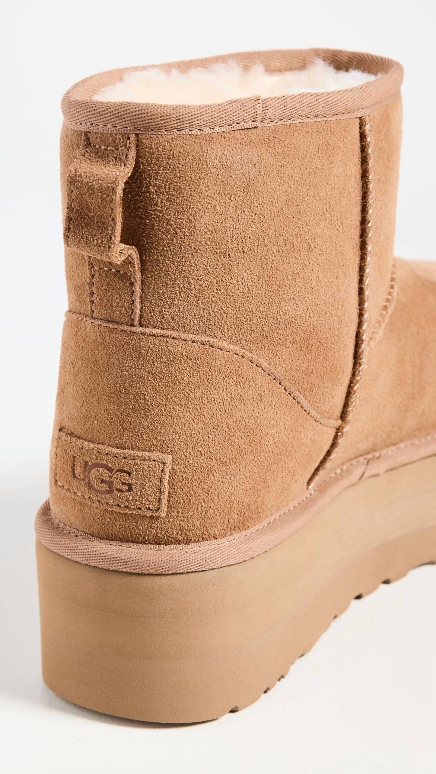 Ugg - महिलाओं के लिए क्लासिक मिनी प्लेटफॉर्म बूट