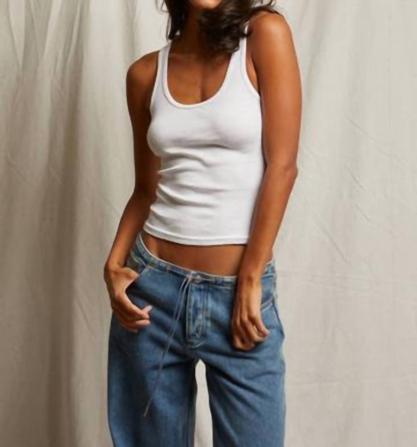 Perfectwhitetee - मिया फ़ाइन वेरीगेटेड रिब टैंक