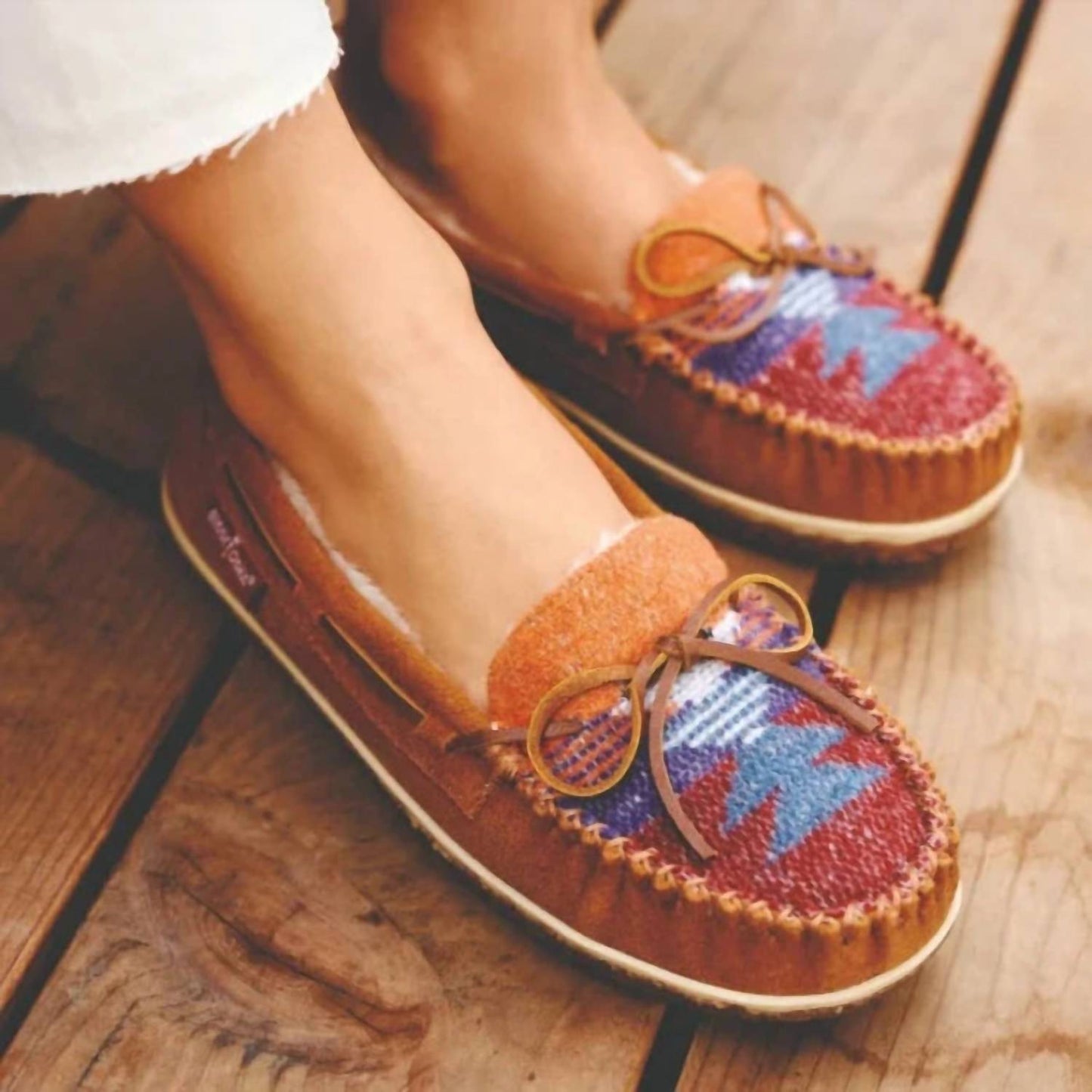 Minnetonka - महिलाओं के टिलिया मोकासिन स्लिप-ऑन जूते
