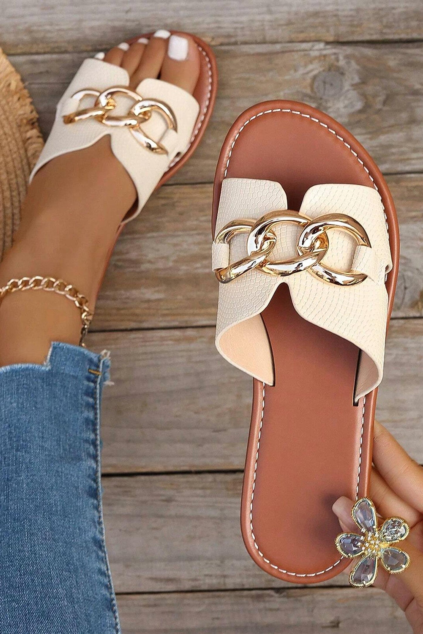 Aapparella - Women's Metal Rings Decor Cutout Flat Slippers