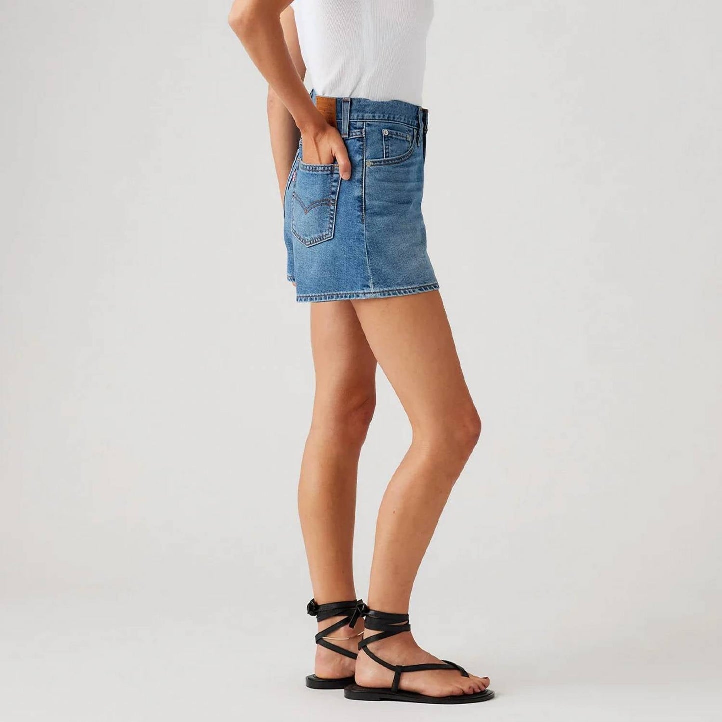 Levi'S - मॉम हाई वेस्टेड शॉर्ट्स