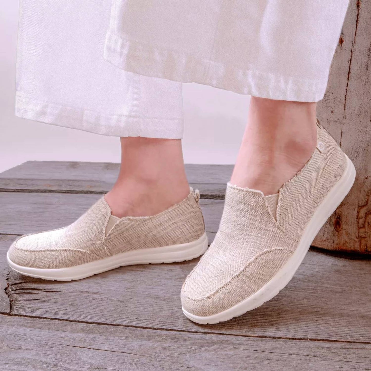 Minnetonka - महिलाओं के एक्सपेंस स्लिप-ऑन शूज़