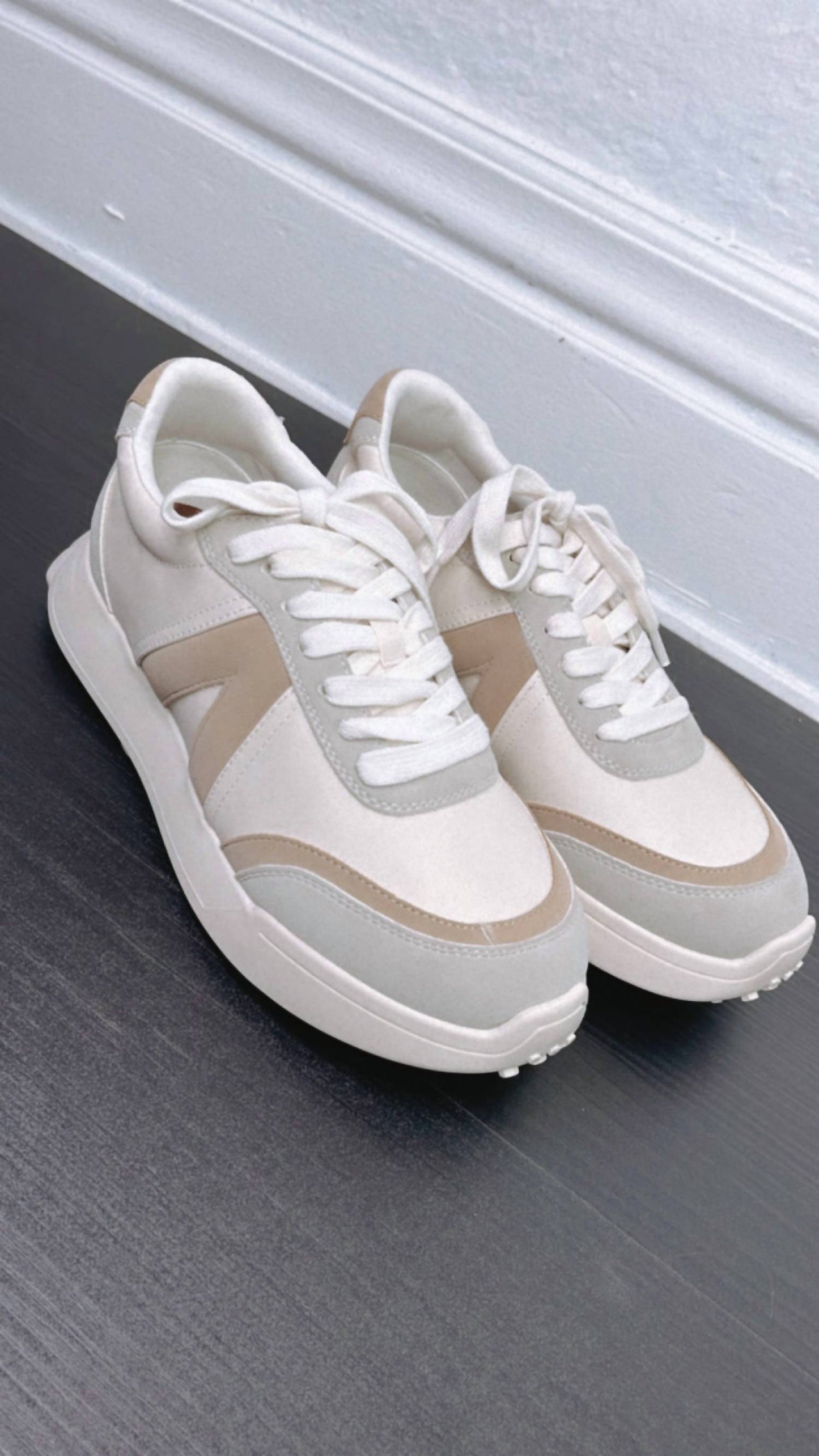 मिया - महिलाओं के न्यूट्रल टाउन स्नीकर शूज़