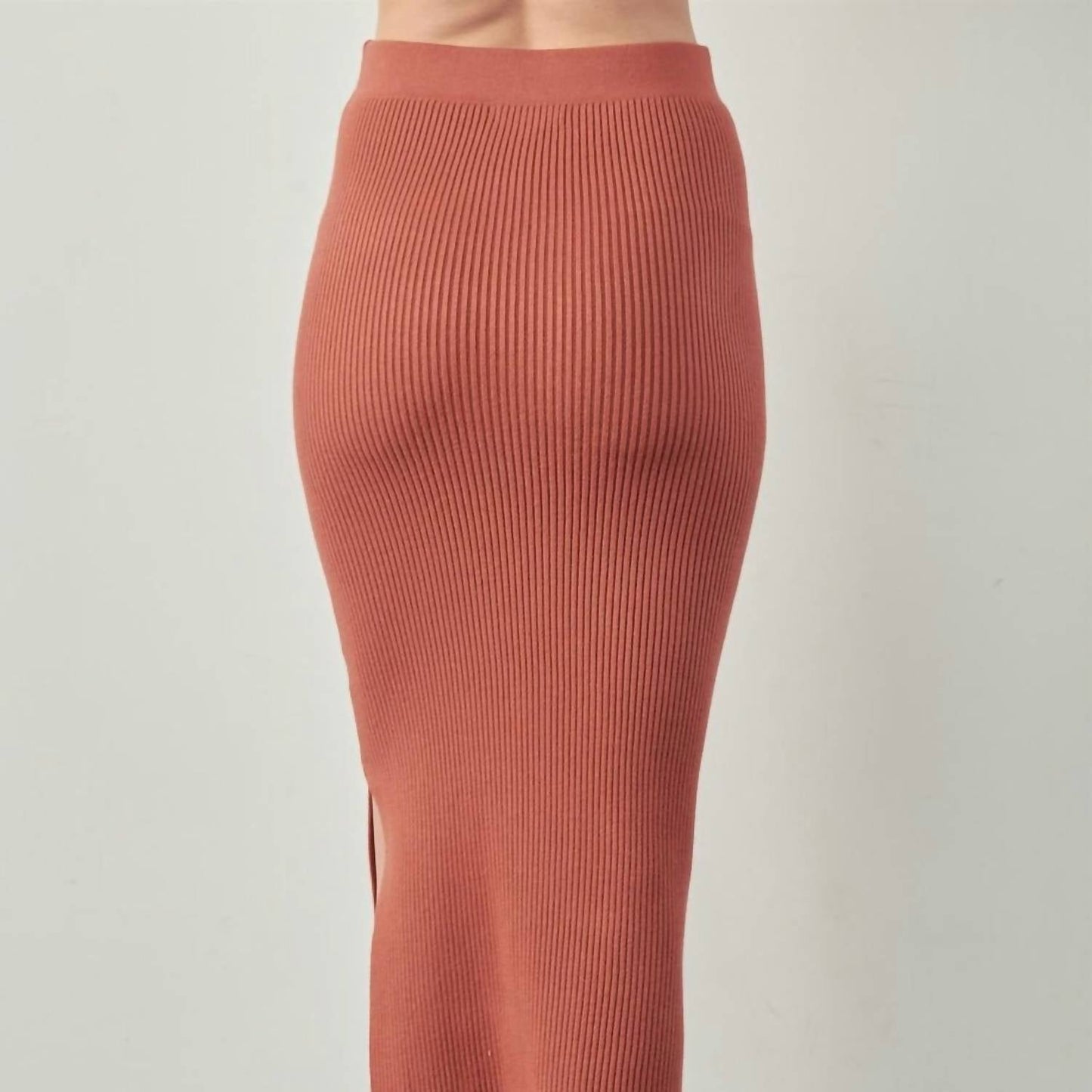 Apple Tree Apparel - रिब्ड निट स्लिट स्कर्ट