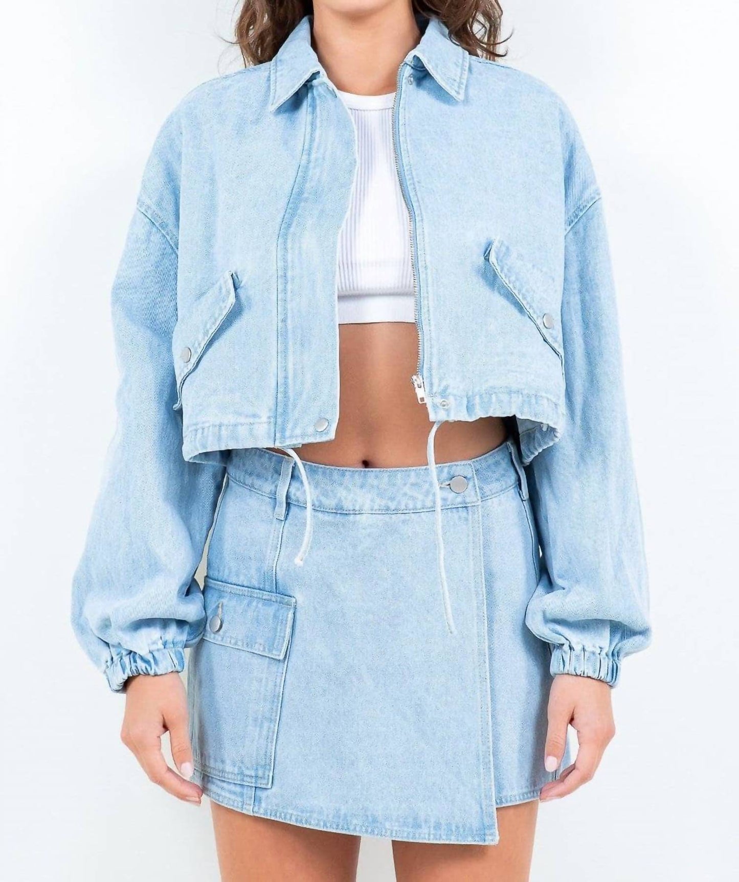 अमेरिकन बाज़ी - ड्रॉस्ट्रिंग के साथ क्रॉपड डेनिम जैकेट