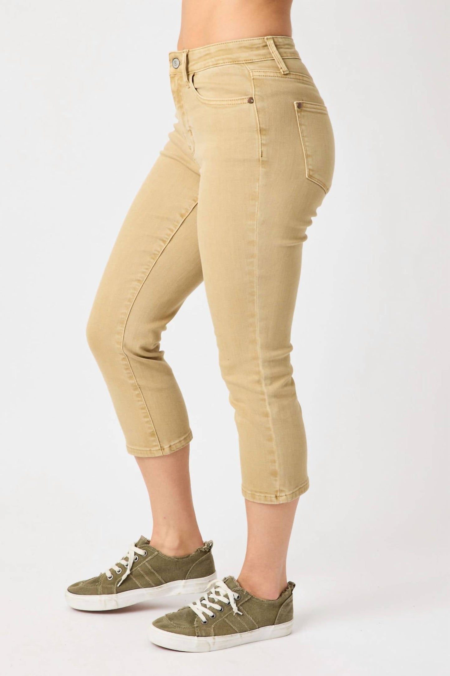 Judy Blue - Mid Rise Capri Pants