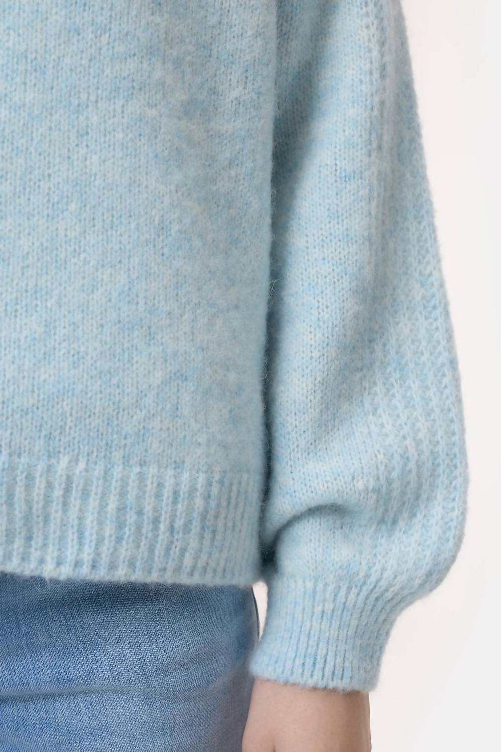 बंद - वी-नेक लंबी आस्तीन वाला स्वेटर