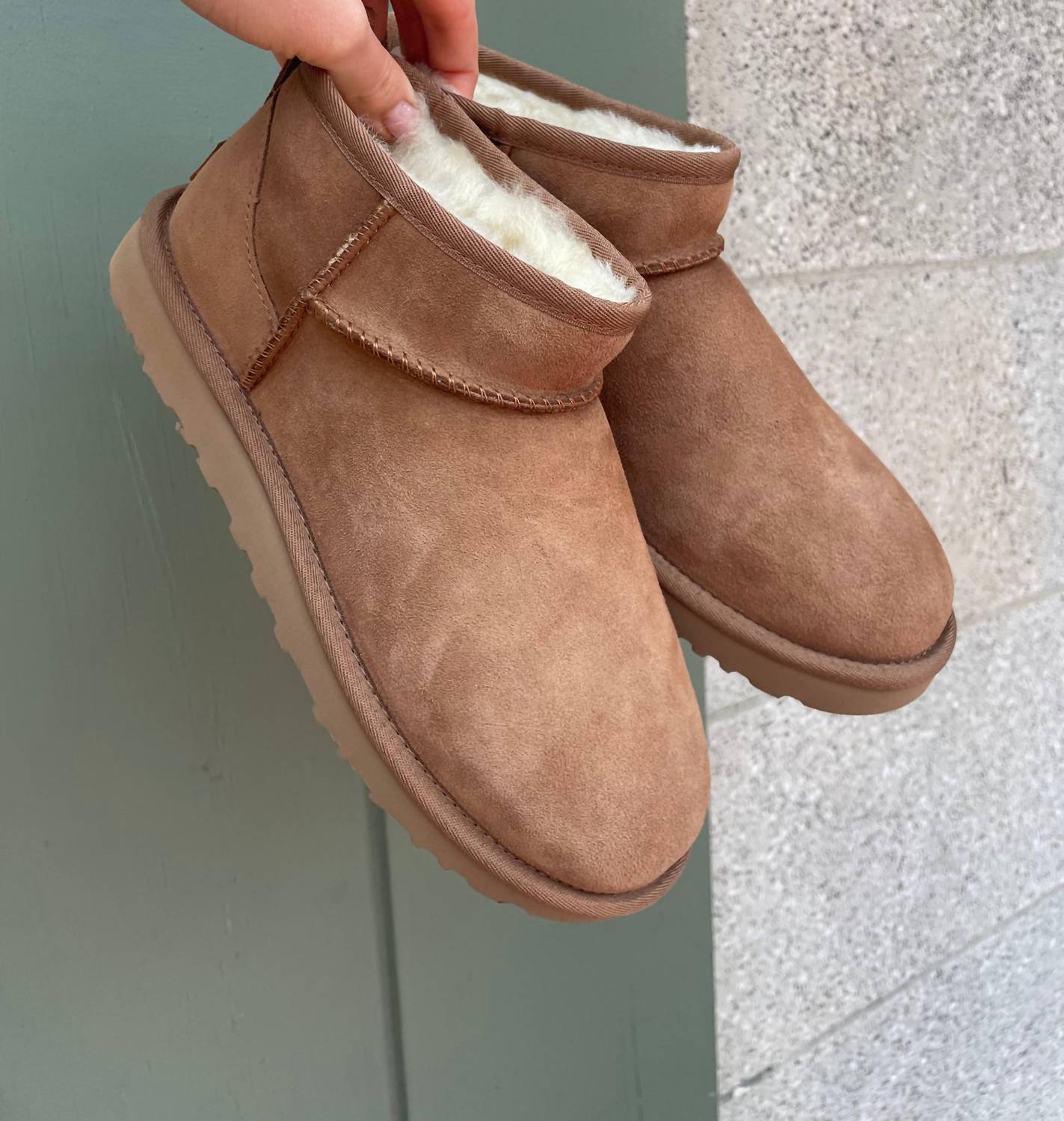 Ugg - विमेंस क्लासिक अल्ट्रा मिनी बूट्स