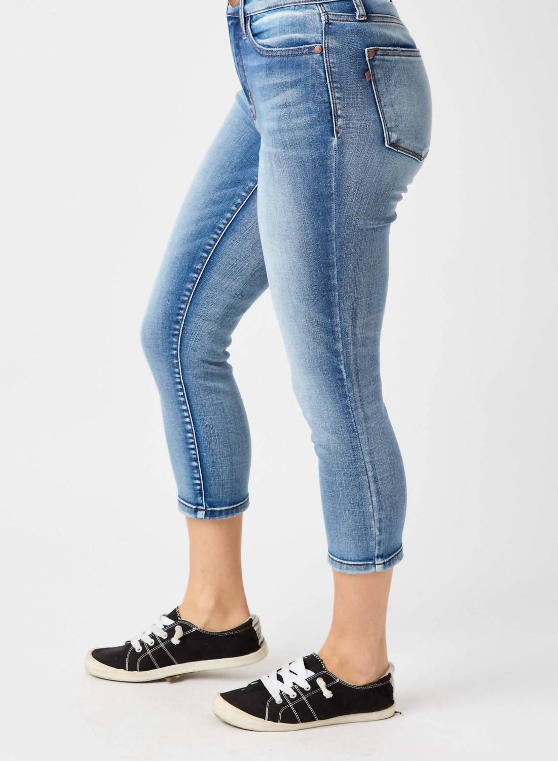 Judy Blue - Midrise Contrast Wash Capris