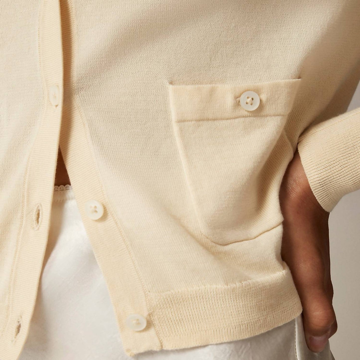 J.Crew - प्रीमियम अल्ट्राफाइन कॉटन में क्रूनेक कार्डिगन
