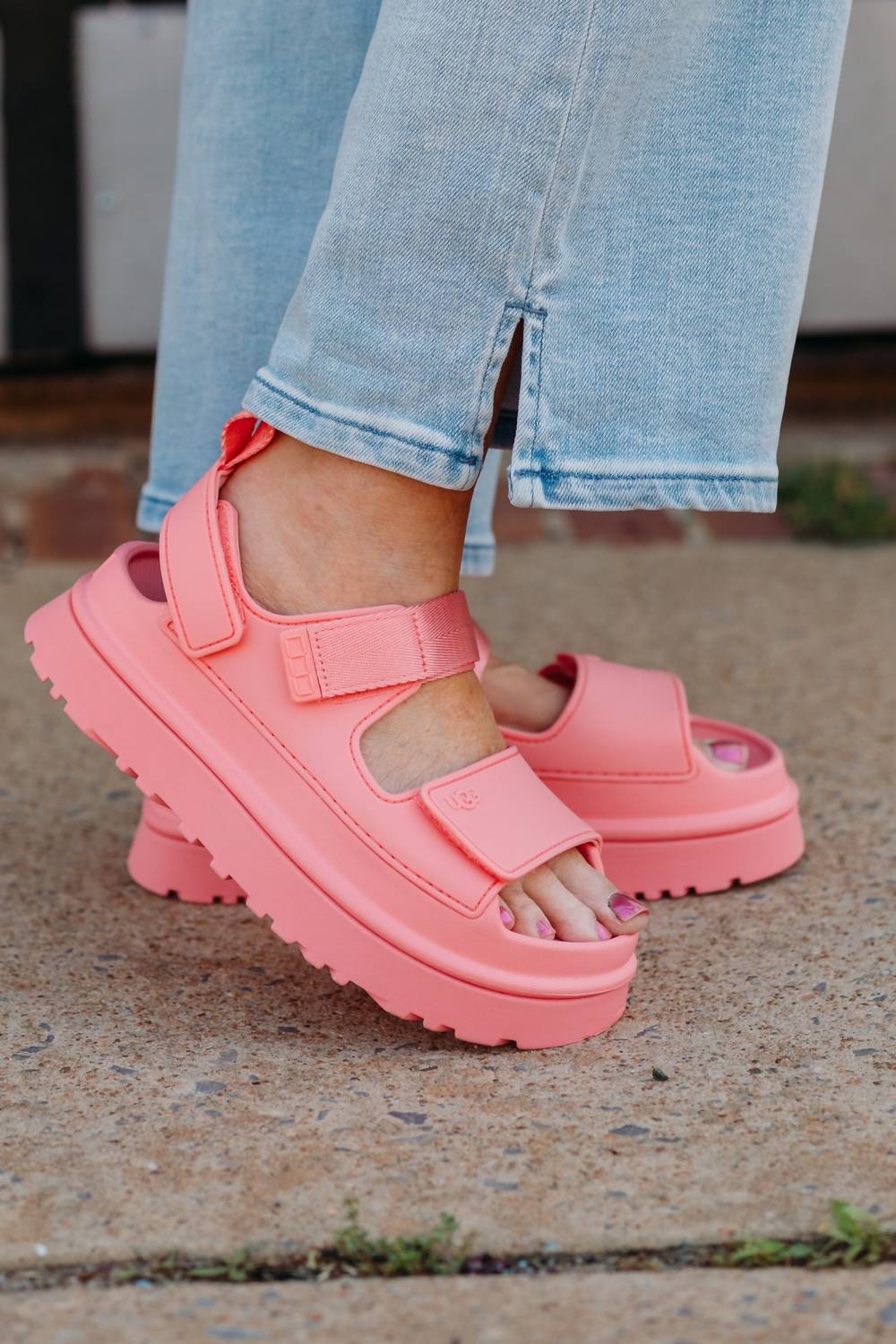 Ugg - महिलाओं के गोल्डनग्लो सैंडल