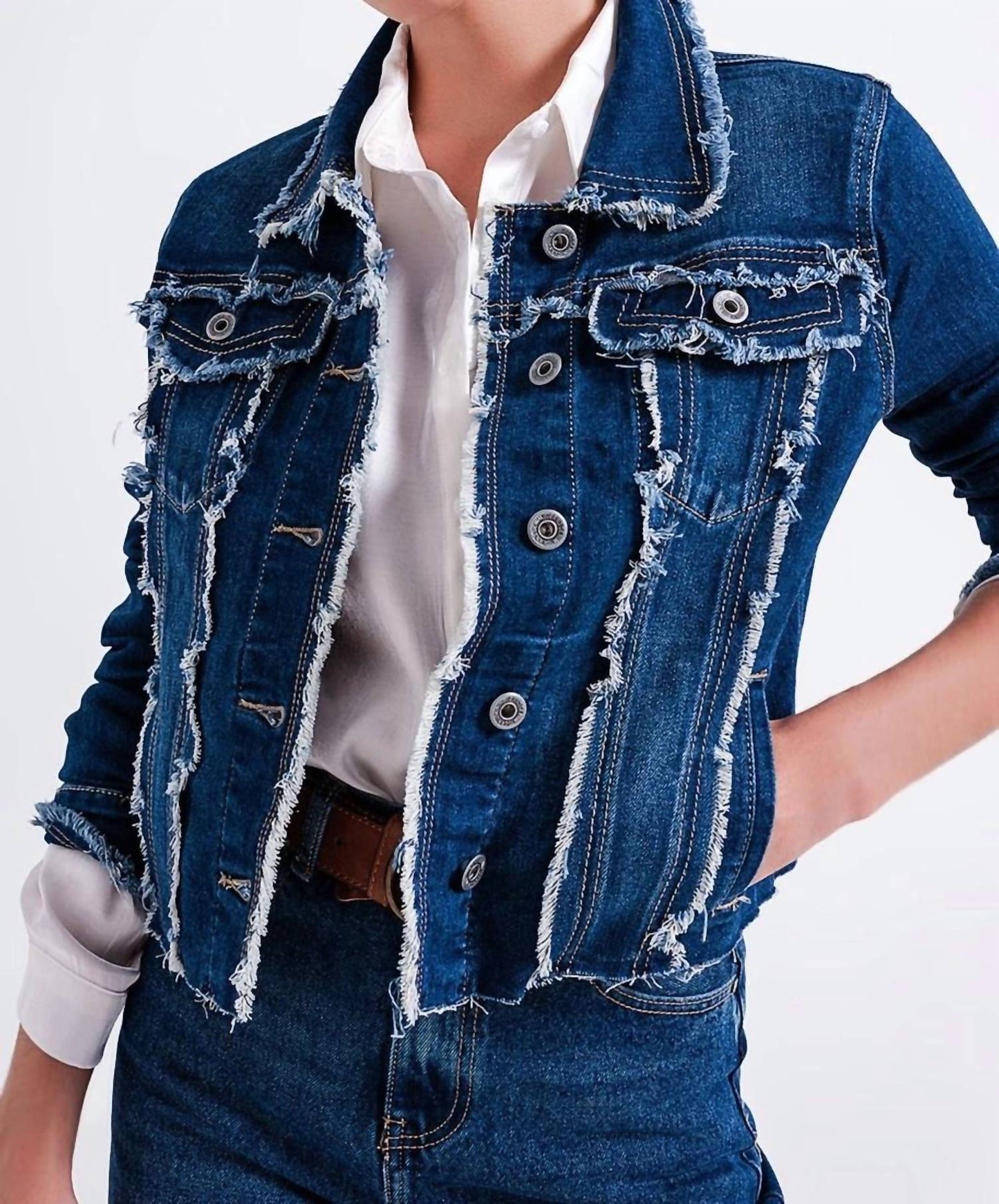 प्रश्न2 - फटी हुई डिज़ाइन वाली डेनिम जैकेट