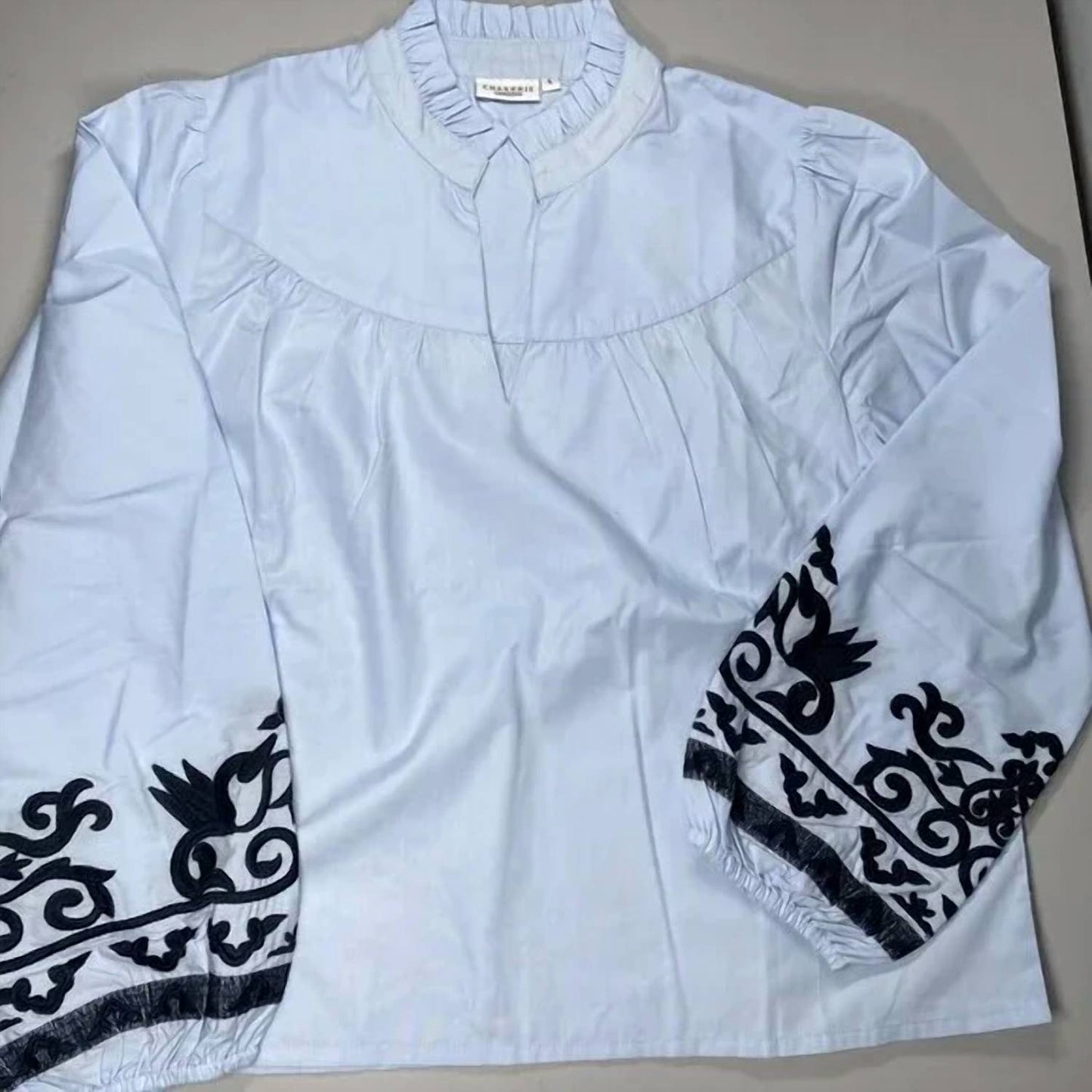 चेकेरिस - महिलाओं के लिए कैरोलीन एम्ब्रॉएडर्ड स्लीव टॉप