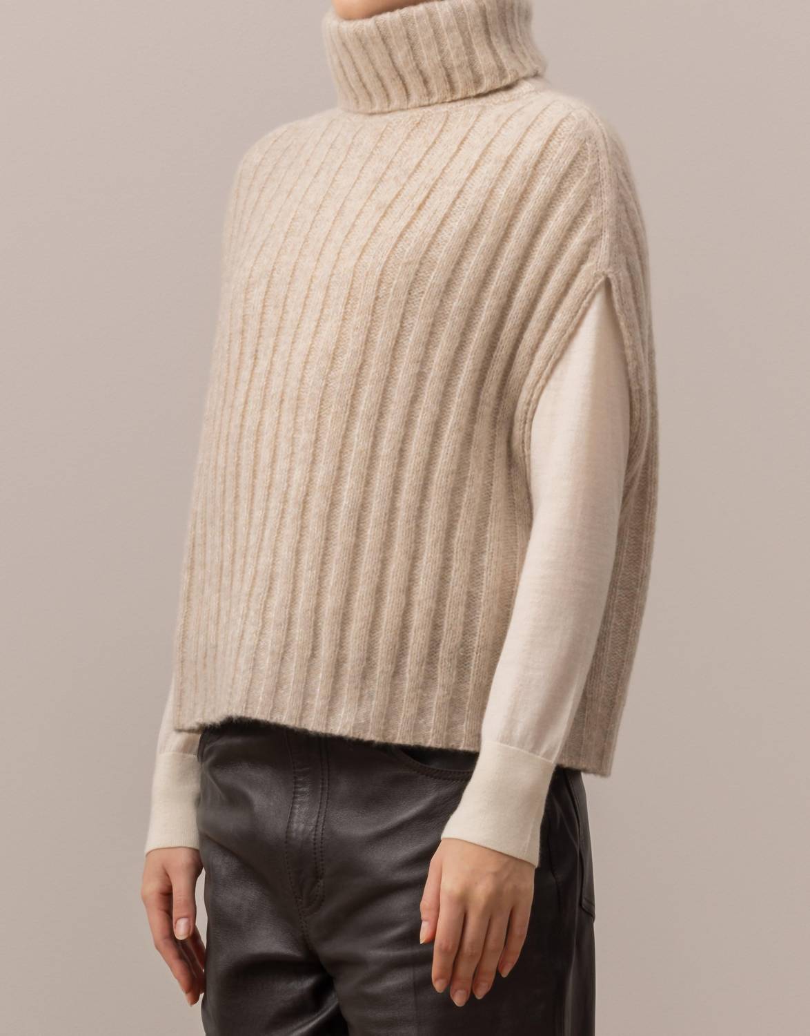 Allude - Ribbed Turtleneck Vest