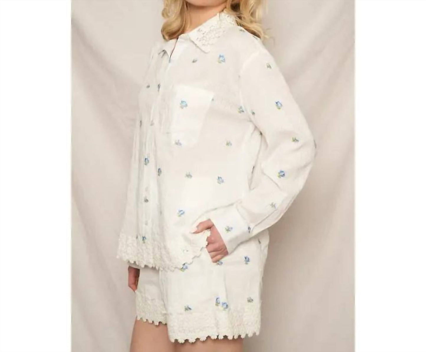 En Creme - Floral Lace Trim Top