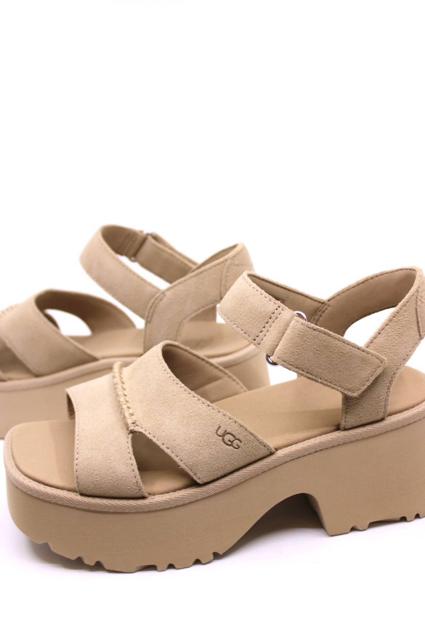 Ugg - महिलाओं के लिए न्यू हाइट्स एंकल स्ट्रैप सैंडल