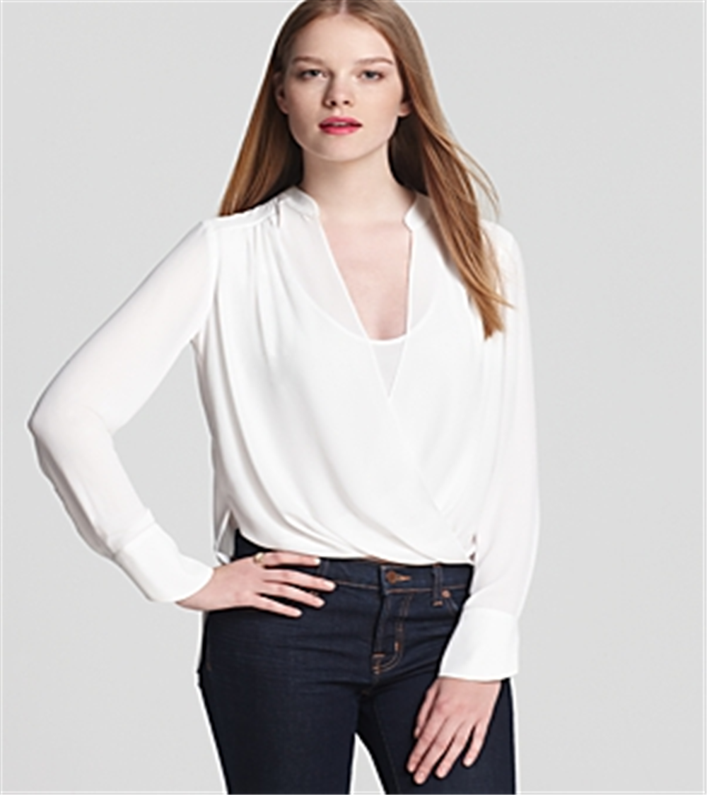 BCBGMAXAZRIA महिलाओं का जैकलिन ड्रेप्ड फ्रंट एसेंशियल ब्लाउज सफ़ेद साइज़ एक्स-स्मॉल