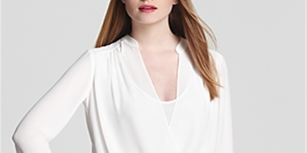 BCBGMAXAZRIA महिलाओं का जैकलिन ड्रेप्ड फ्रंट एसेंशियल ब्लाउज सफ़ेद साइज़ एक्स-स्मॉल