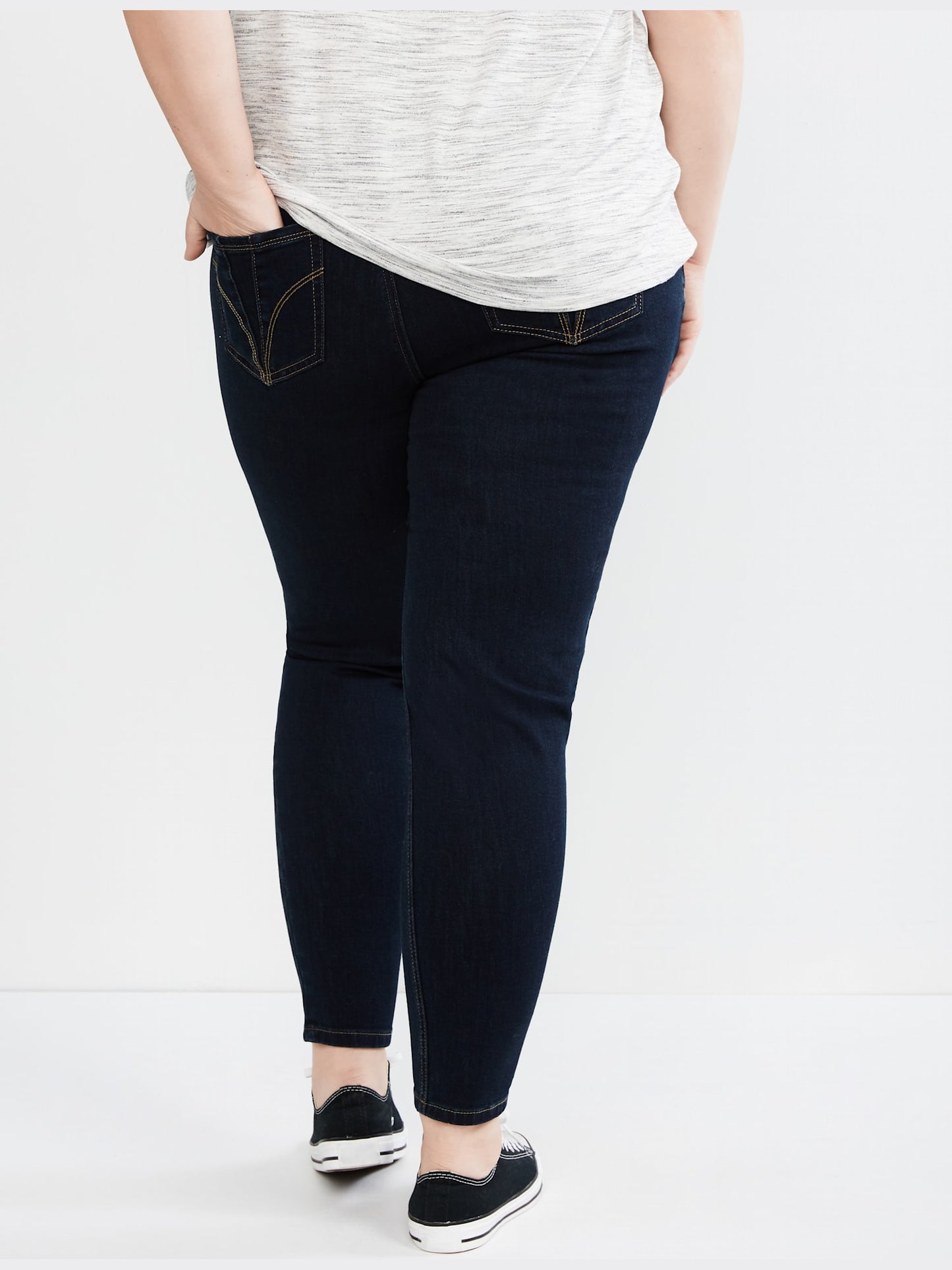 Motherhood Maternity Women's Mama Prima Post Pregnancy V Pocket Jeans Blue Size 2X