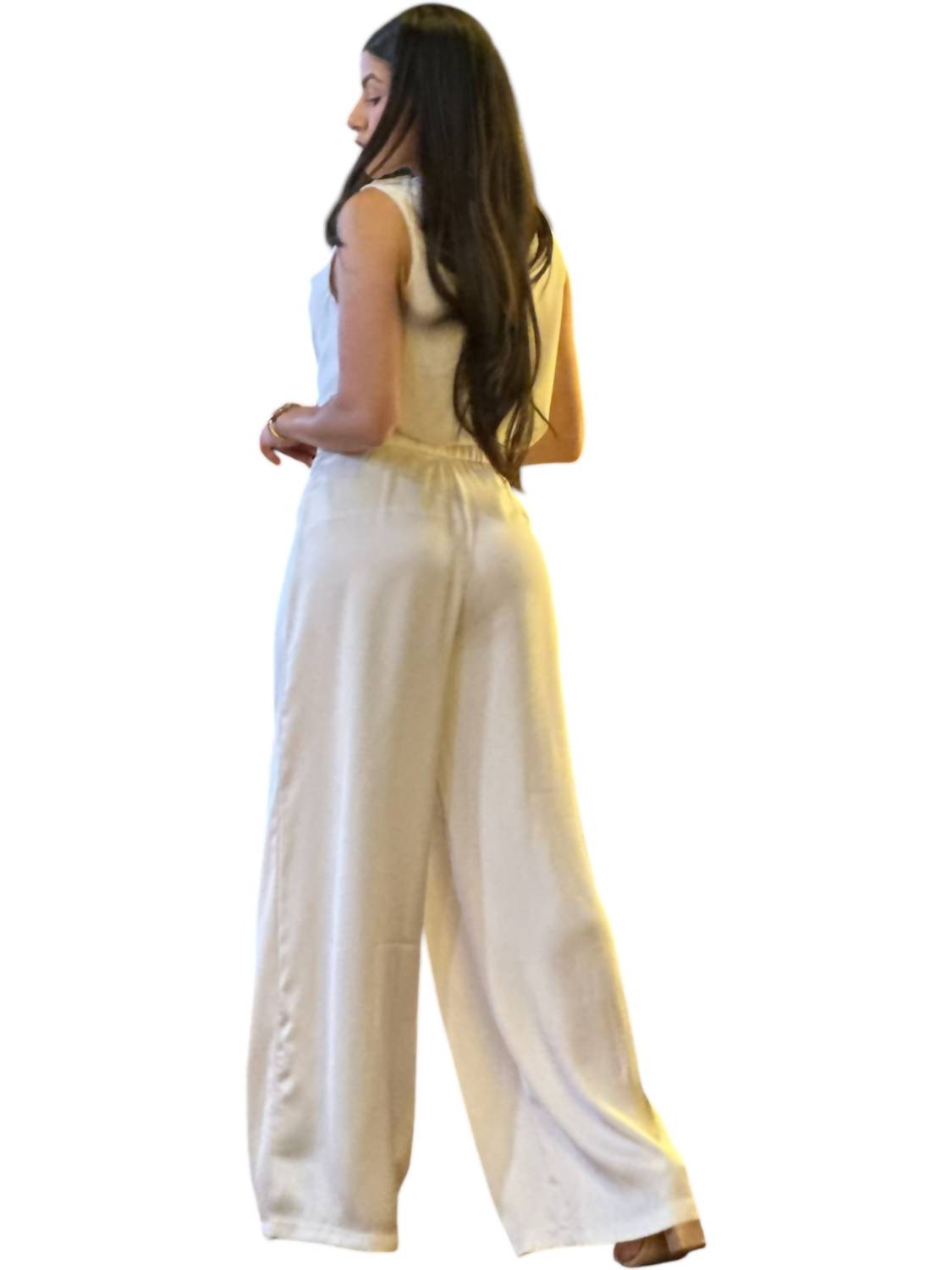 ए.सी.जी. लॉस एंजेलिस - साटन वाइड लेग पैंट्स और काउल नेक और फ्लावर स्लीवलेस टॉप
