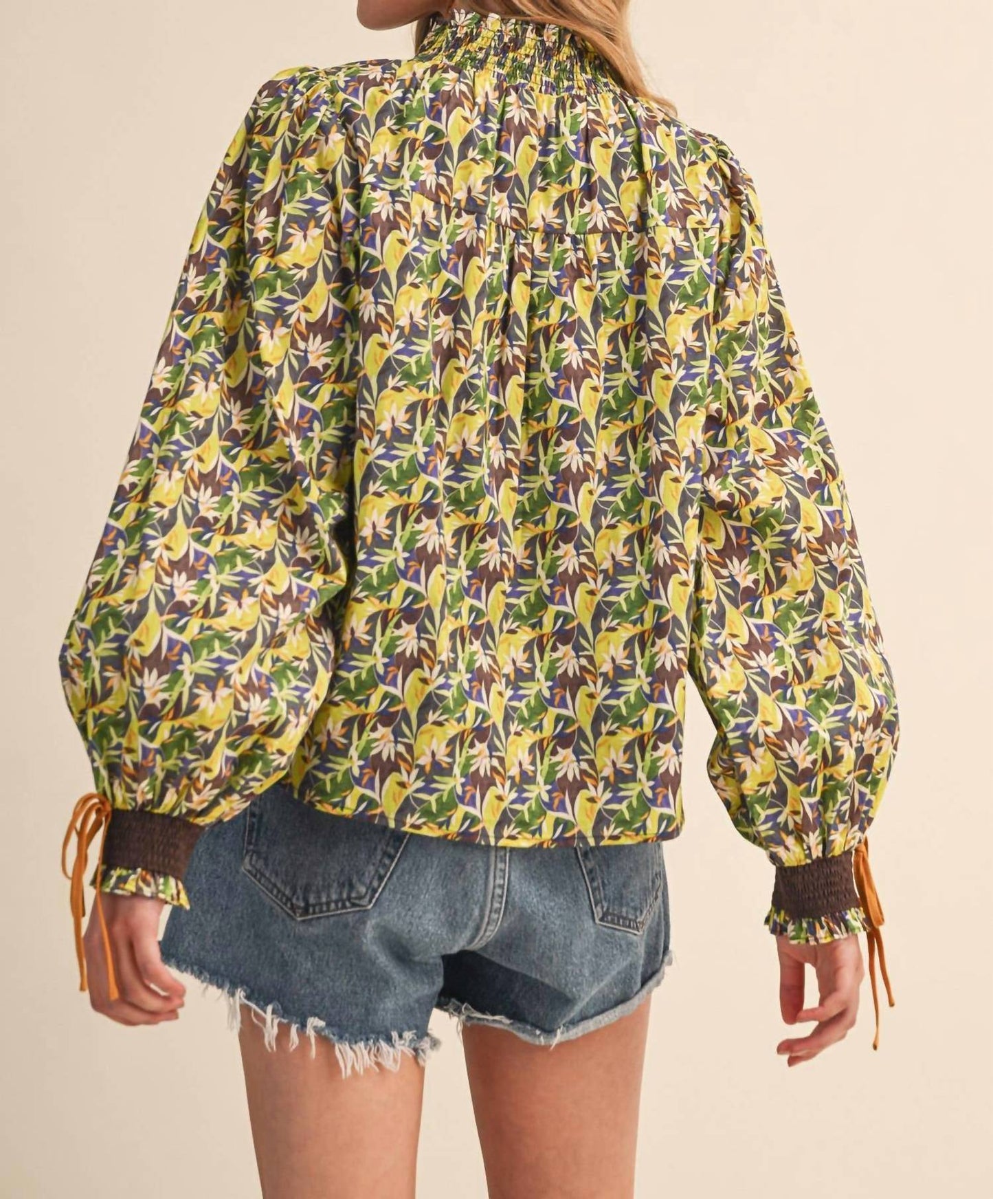 मेर्सी - कंट्रास्ट नेकलाइन स्मॉक्ड पफ स्लीव टॉप
