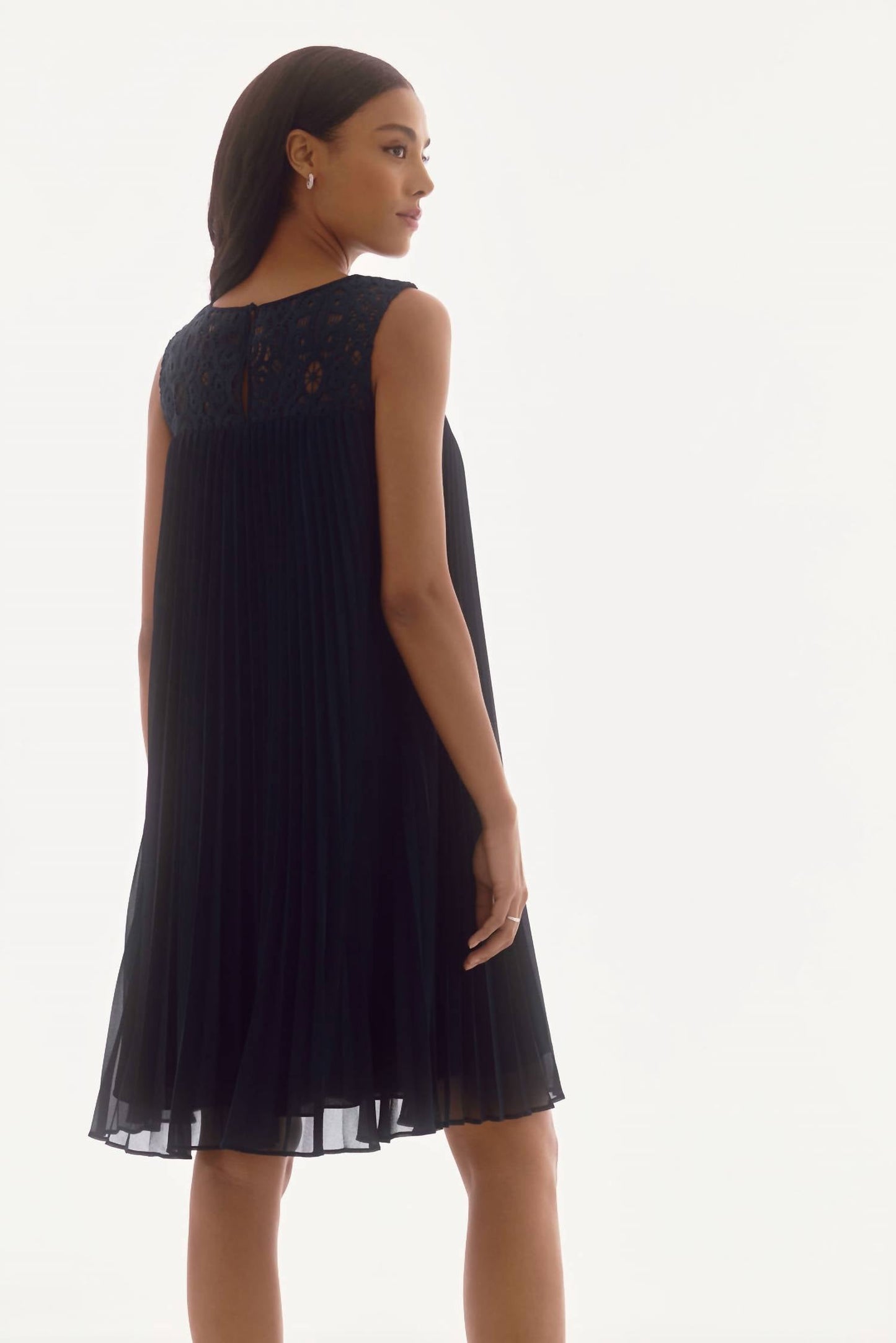जोसेफ रिबकोफ़ - शिफॉन और लेस स्लीवलेस प्लीटेड ड्रेस