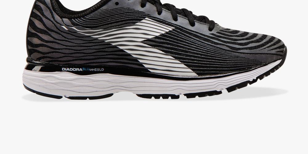 Diadora Men's Mythos Blushield Fly Hip 3 Running Shoes Black/White