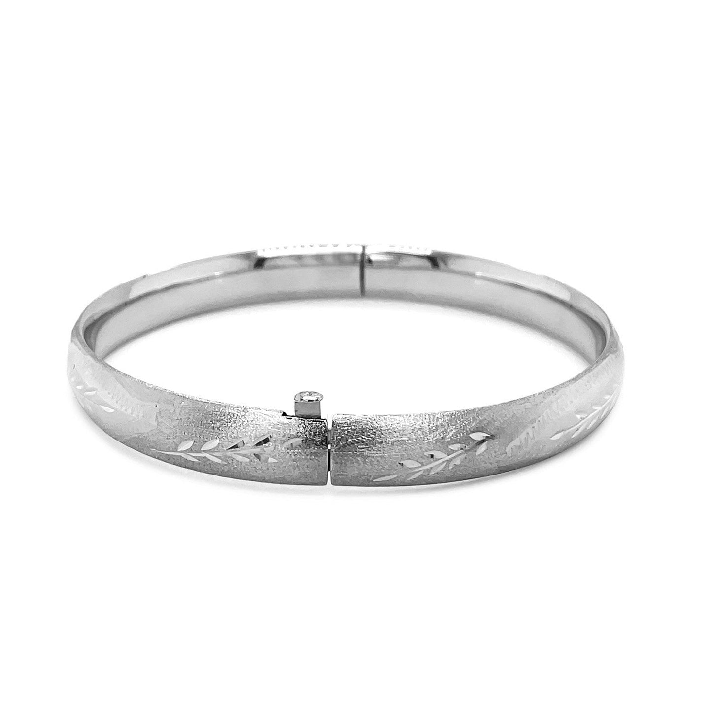 14k व्हाइट गोल्ड में क्लासिक फ्लोरल नक्काशीदार बैंगल (8.0mm)