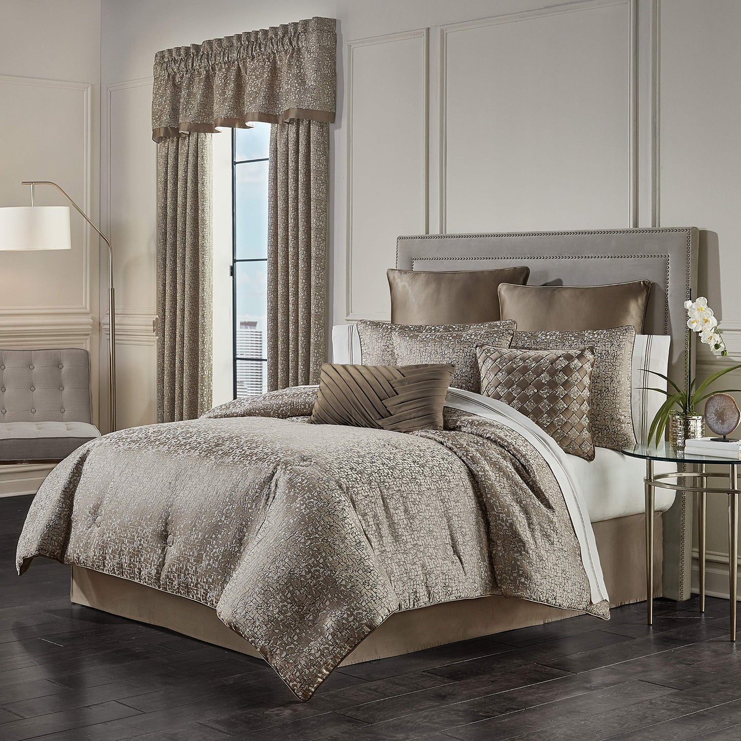 Five Queens Court Calgary Luxury Comforter Set - California King