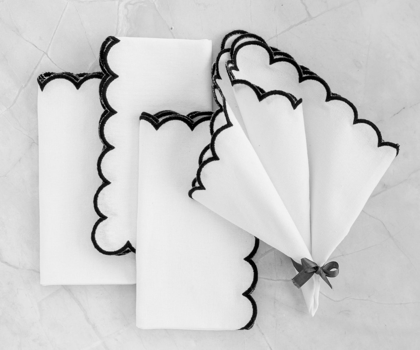 Napkins Black and White - Closewave Scalloped Edge