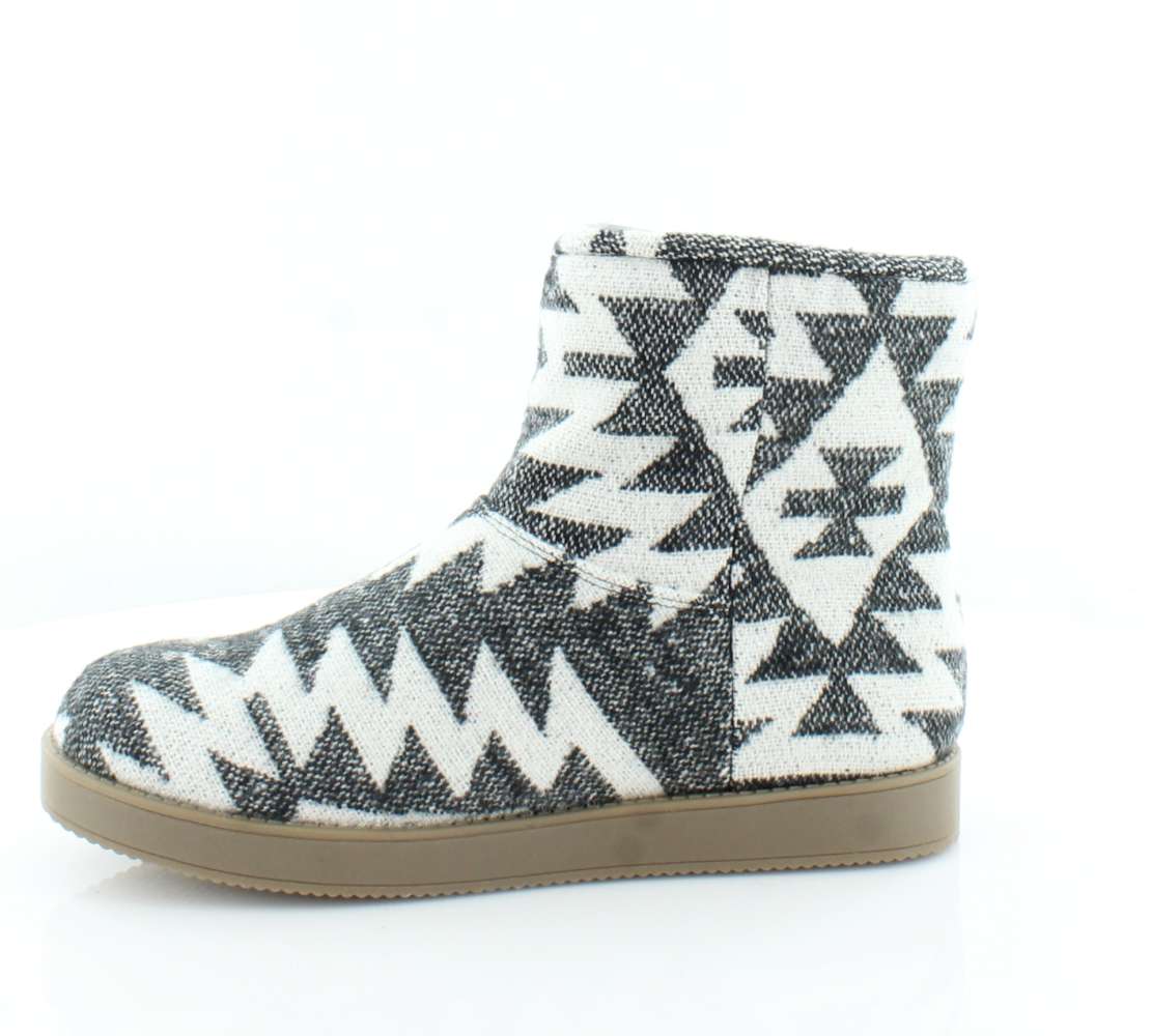 Indigo Rd. Women's Ashley Faux Fur Closed Toe Ankle Fashion Boots White Size 5.5 M