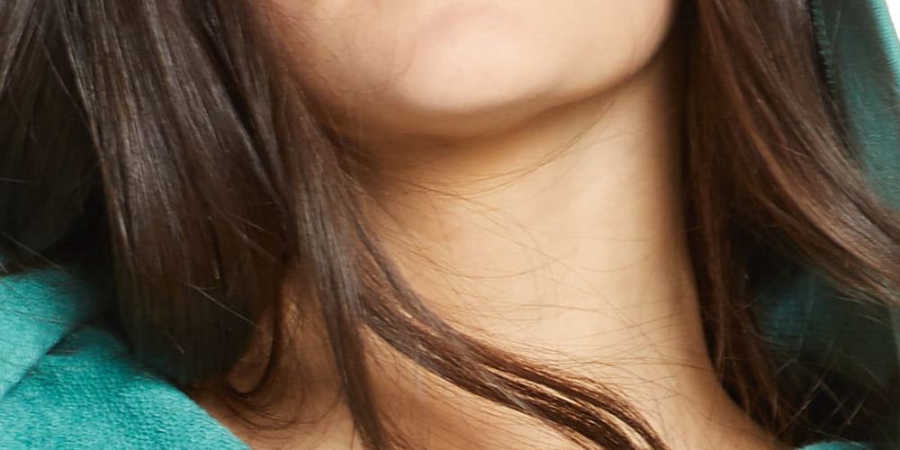 एडिडास महिलाओं की कॉटन एम्ब्रॉएडर्ड लोगो हूडी नीला साइज़ एक्स्ट्रा-स्मॉल