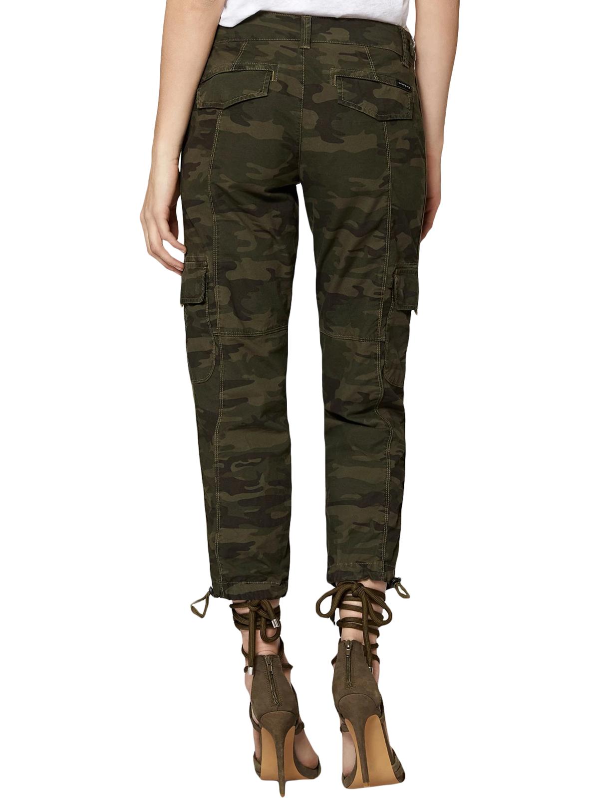 Sanctuary Women's Multi Camo Terrain Crop पैंट ग्रीन कैमो, साइज़ 26
