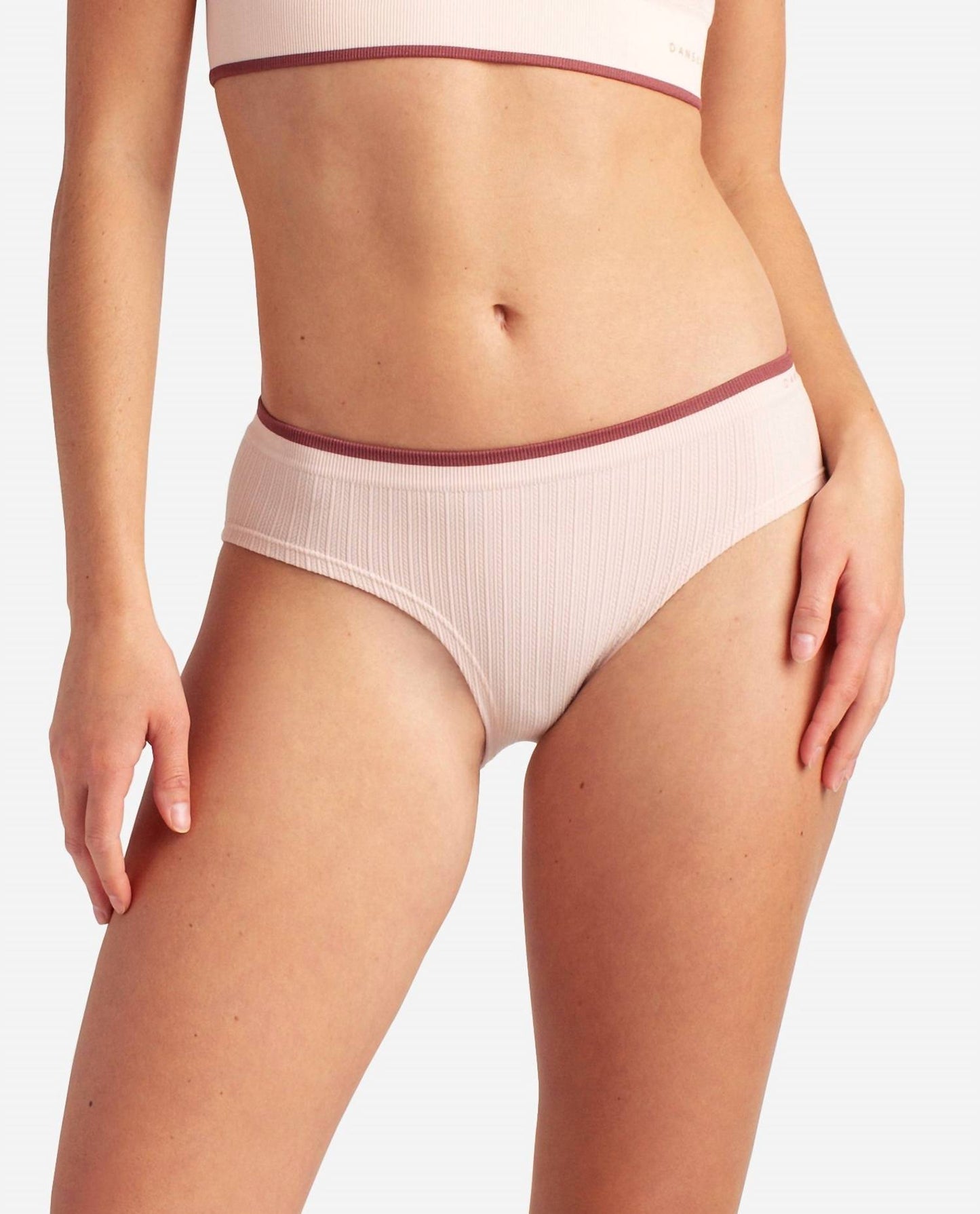 Danskin - महिलाओं के लिए 5-पैक सीमलेस ब्रेड टेक्सचर हिपस्टर अंडरवियर