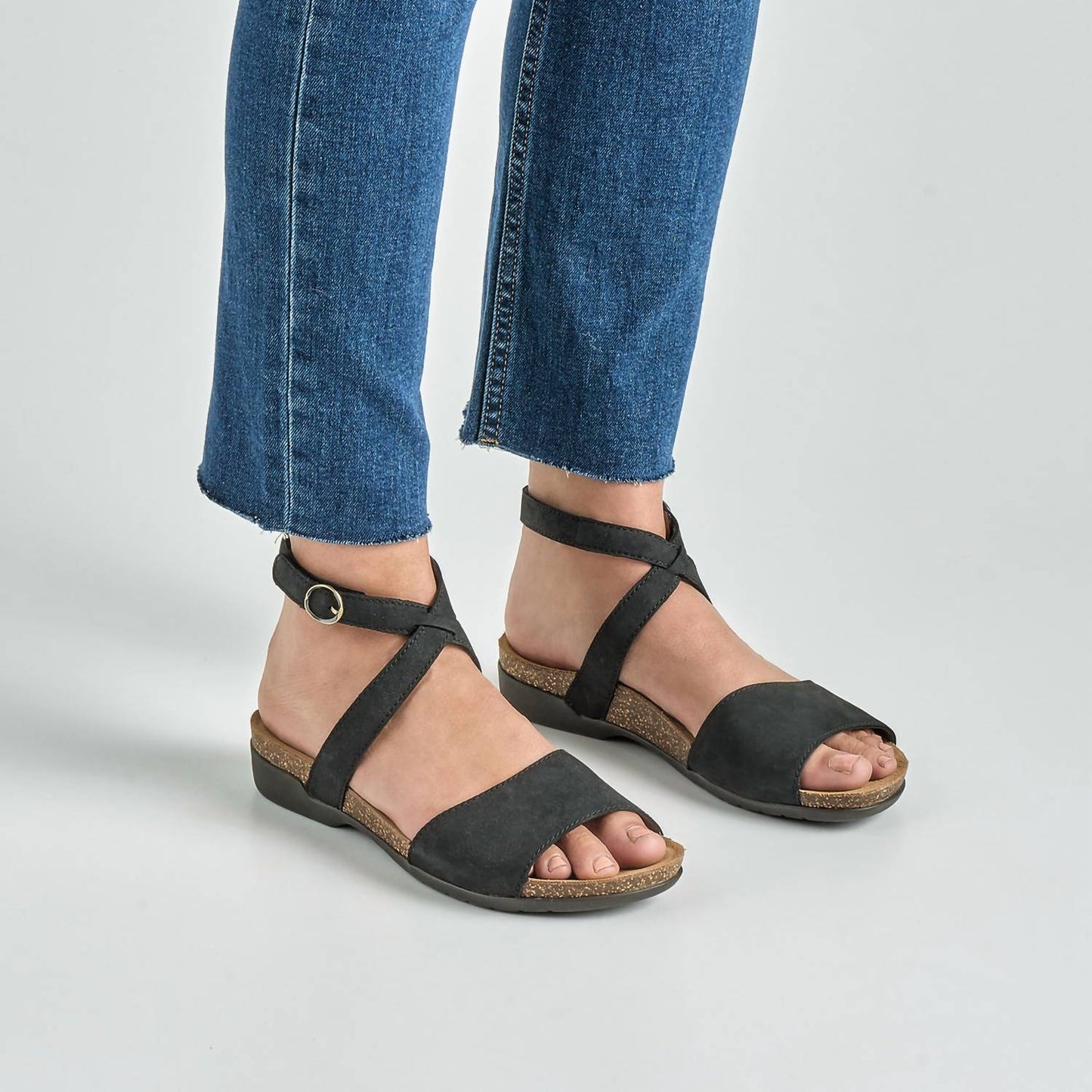 Dansko - महिलाओं के लिए रफ़र्टी एंकल स्ट्रैप सैंडल