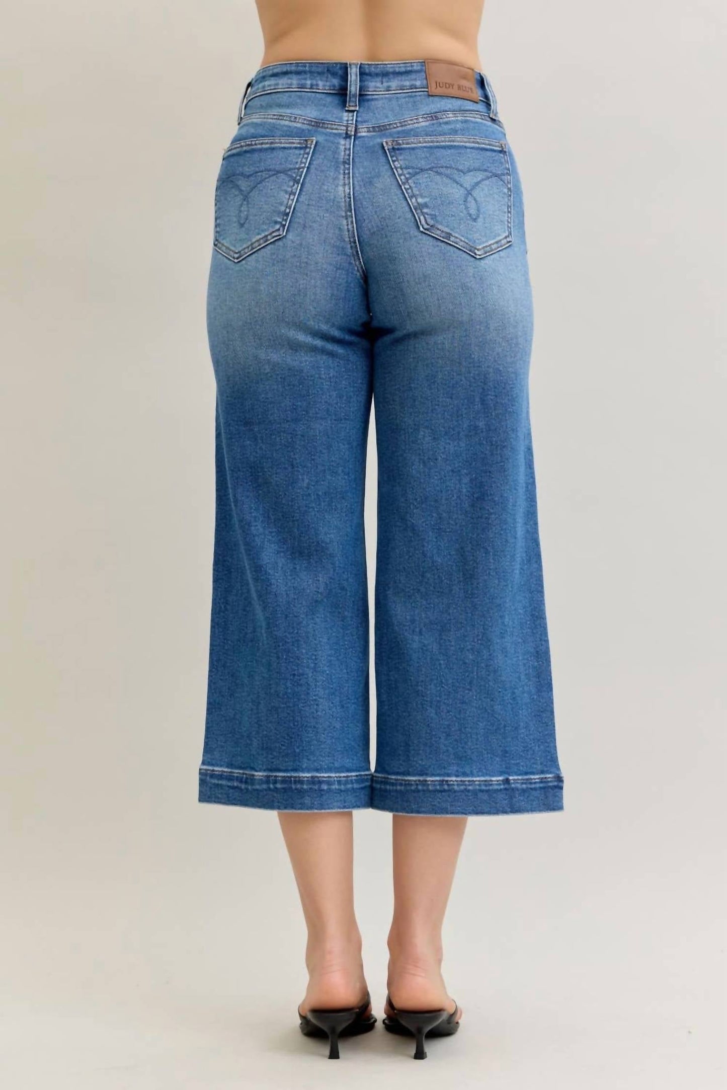 Judy Blue - Mid Rise Wide Crop Vintage Jeans