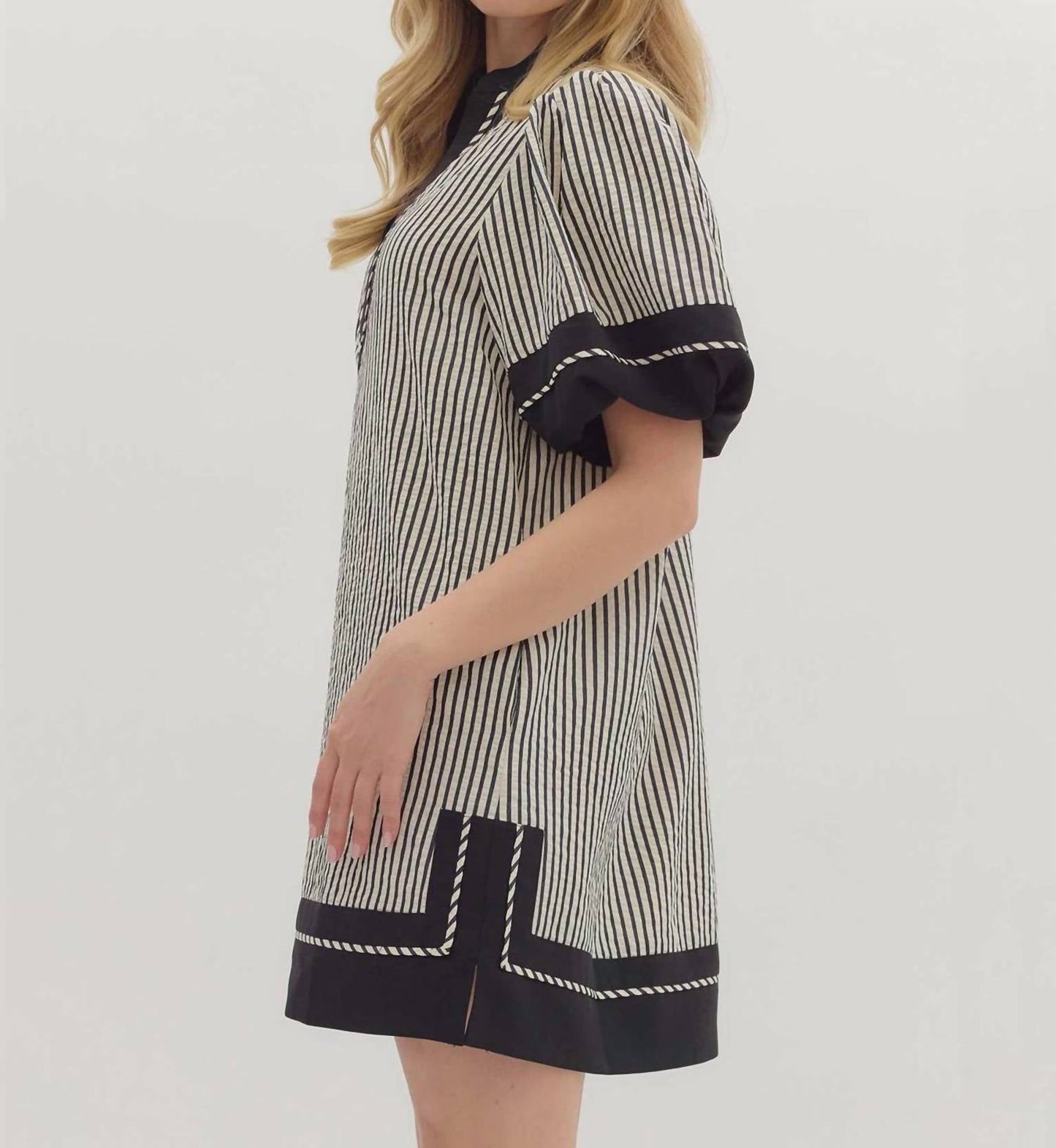 एंट्रो - स्ट्राइप स्प्लिट कॉलर मिनी ड्रेस